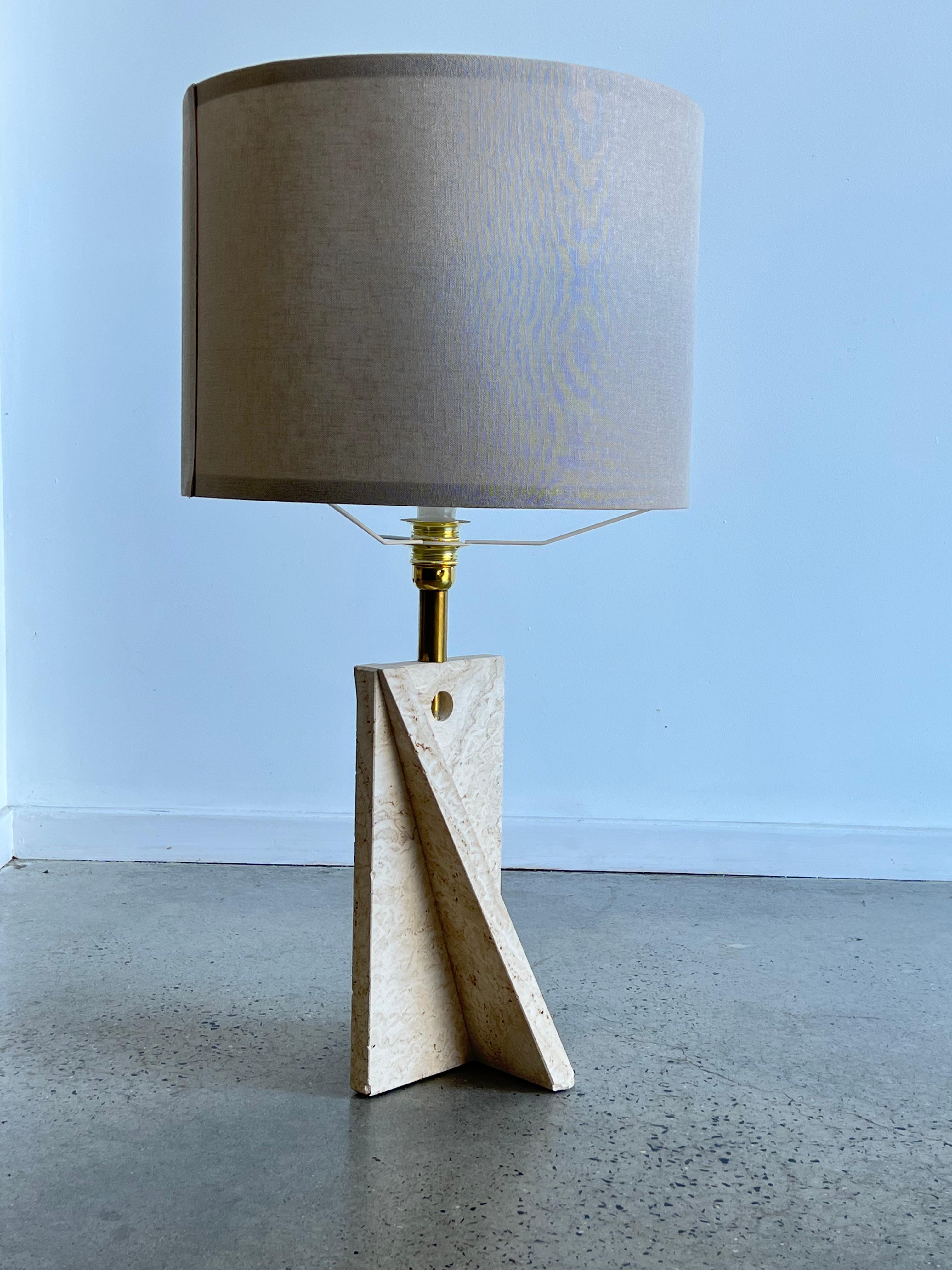 Travertine Italian modernist triangular table lamp by fratelli Mannelli 1970.
Brass top light bulb holder and curved travertine base.
Wiring completely restored in gold could cables and switch.
