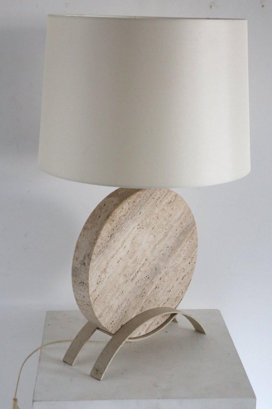 Lampe de table sculpturale en travertin italien. 

Grande forme agréable avec des lignes très nettes.

Recâblage pour utilisation au Royaume-Uni.

H 46cm x L 31cm x P 12cm - (avec abat-jour)

H 65cm x L 45cm - (sans)