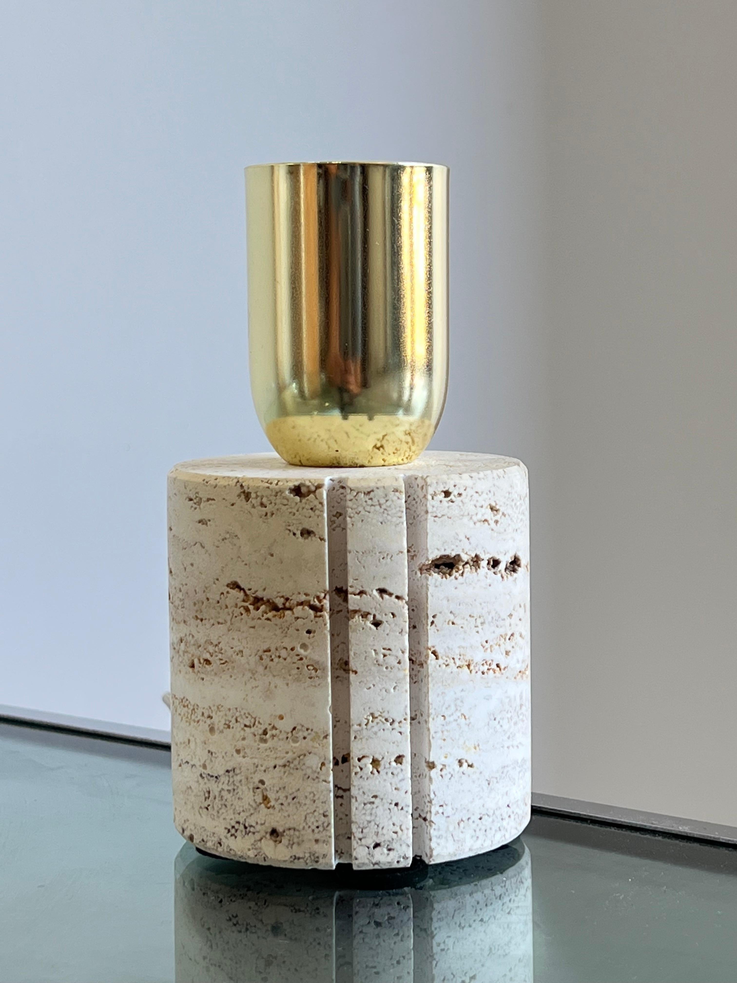 Travertine italian round table lamp by fratelli Mannelli 1970.
Brass top light bulb holder and curved travertine base.
Wiring completely restored in gold could cables and switch.
 