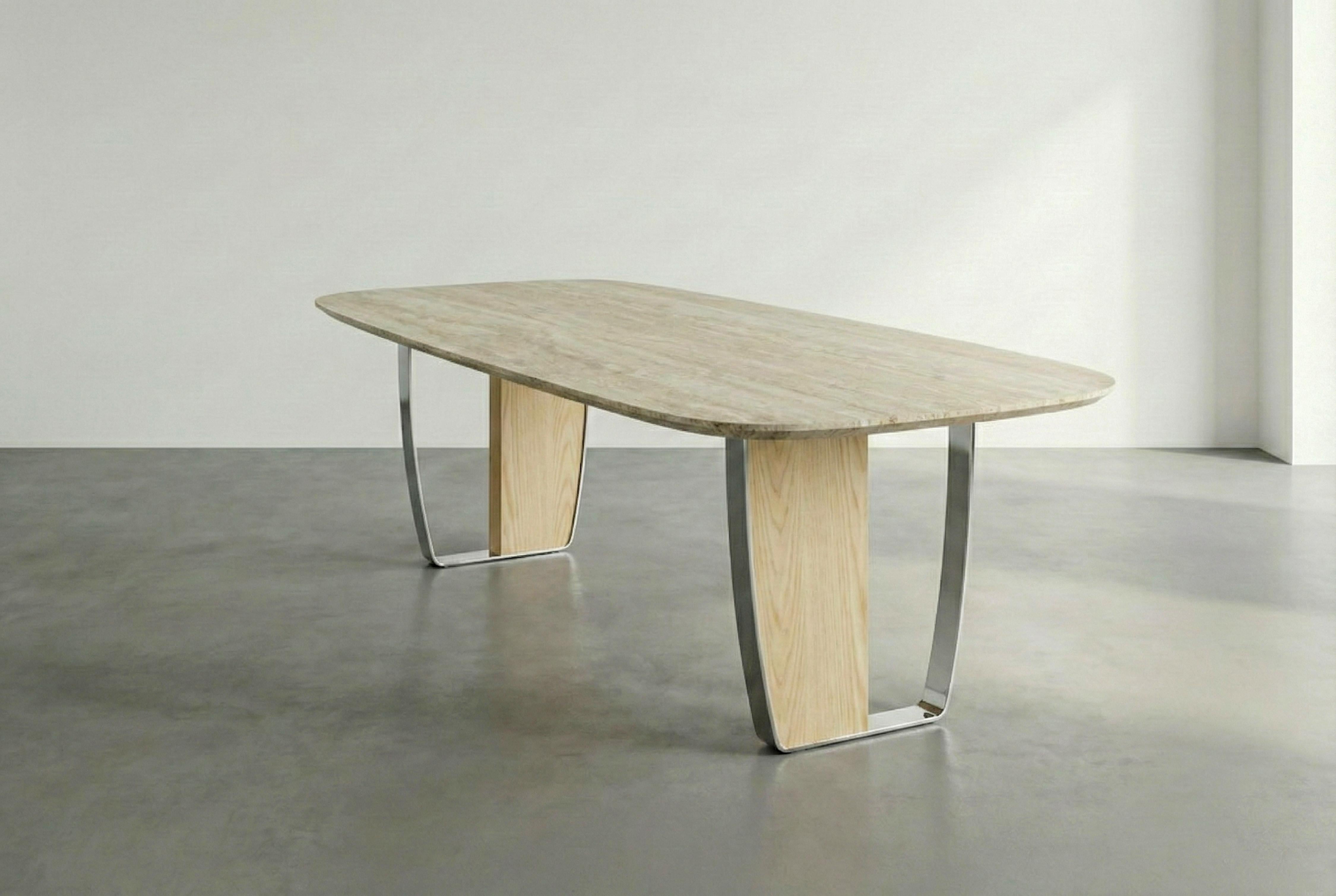 Arts and Crafts Table italienne en travertin avec bord suisse et base en frêne avec cadre en métal Silver en vente