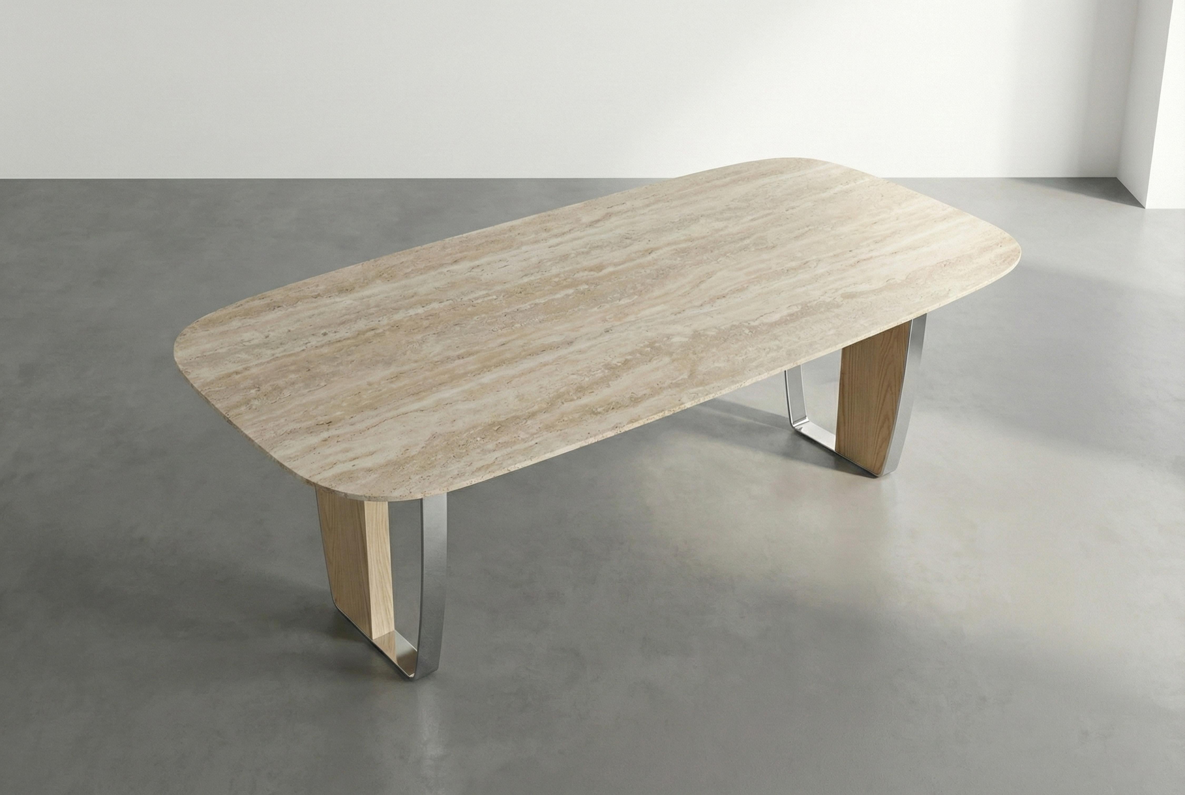 Turc Table italienne en travertin avec bord suisse et base en frêne avec cadre en métal Silver en vente
