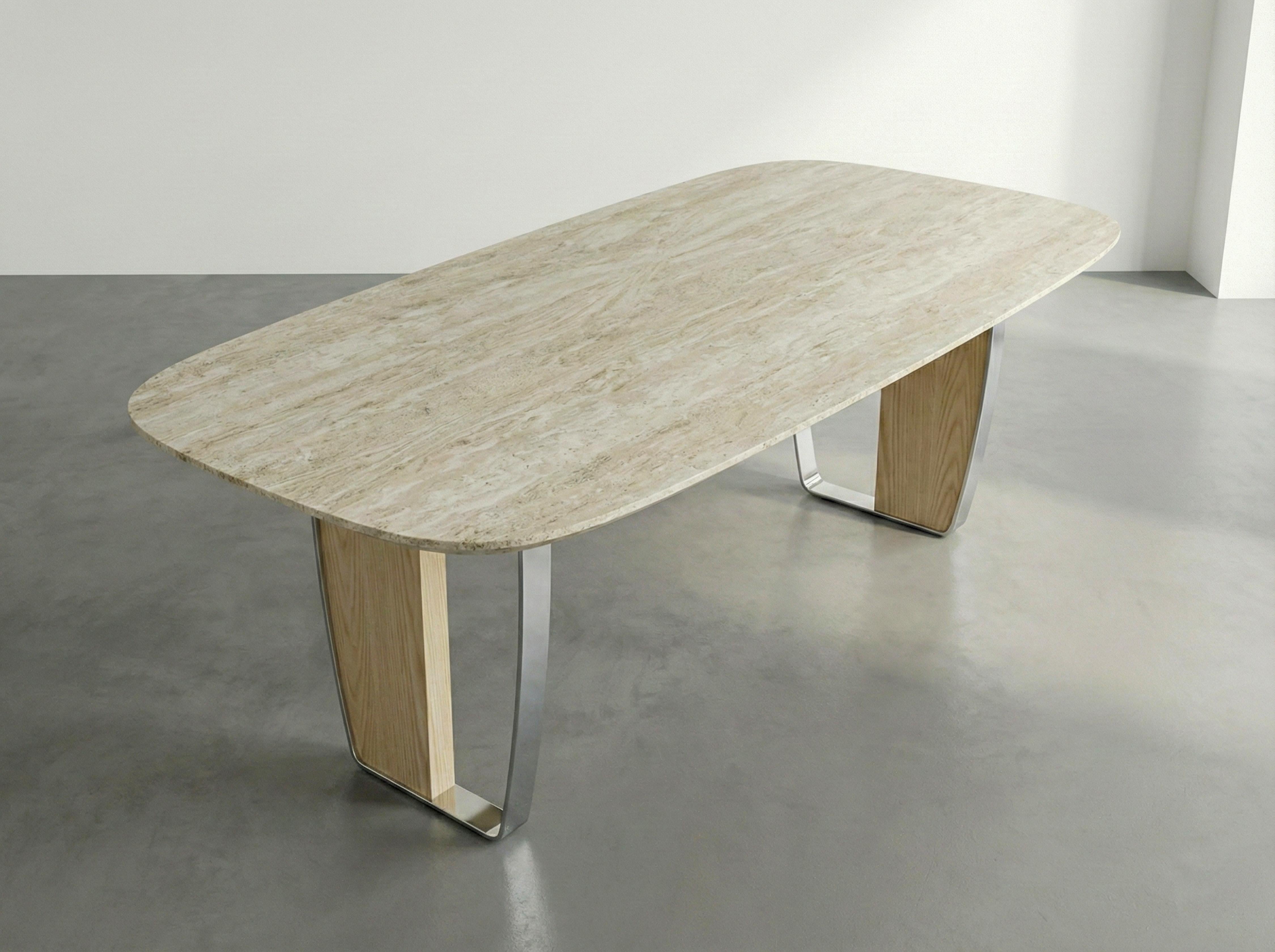 Sculpté Table italienne en travertin avec bord suisse et base en frêne avec cadre en métal Silver en vente