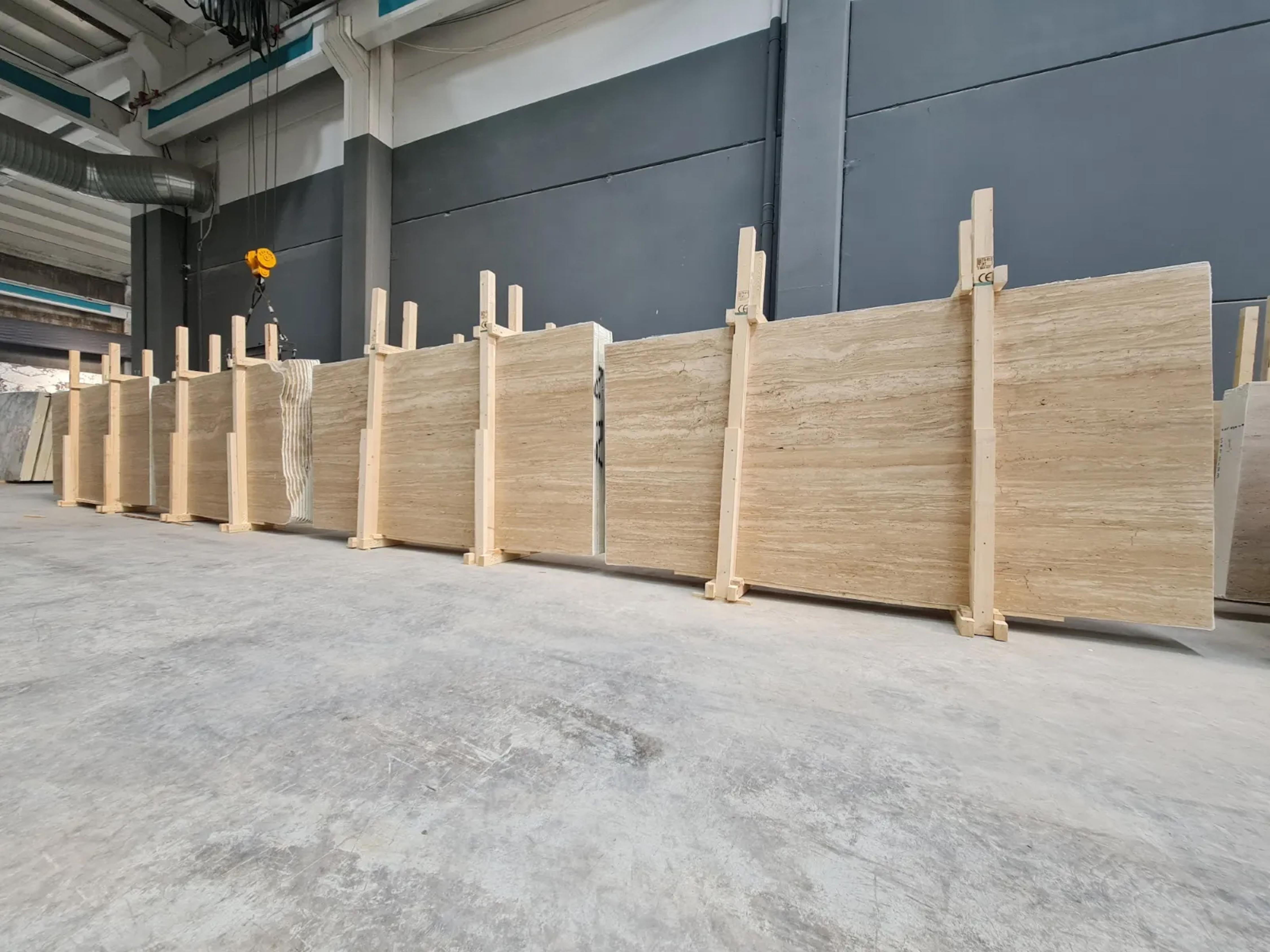 Travertin Table italienne en travertin avec bord suisse et base en frêne avec cadre en métal Silver en vente