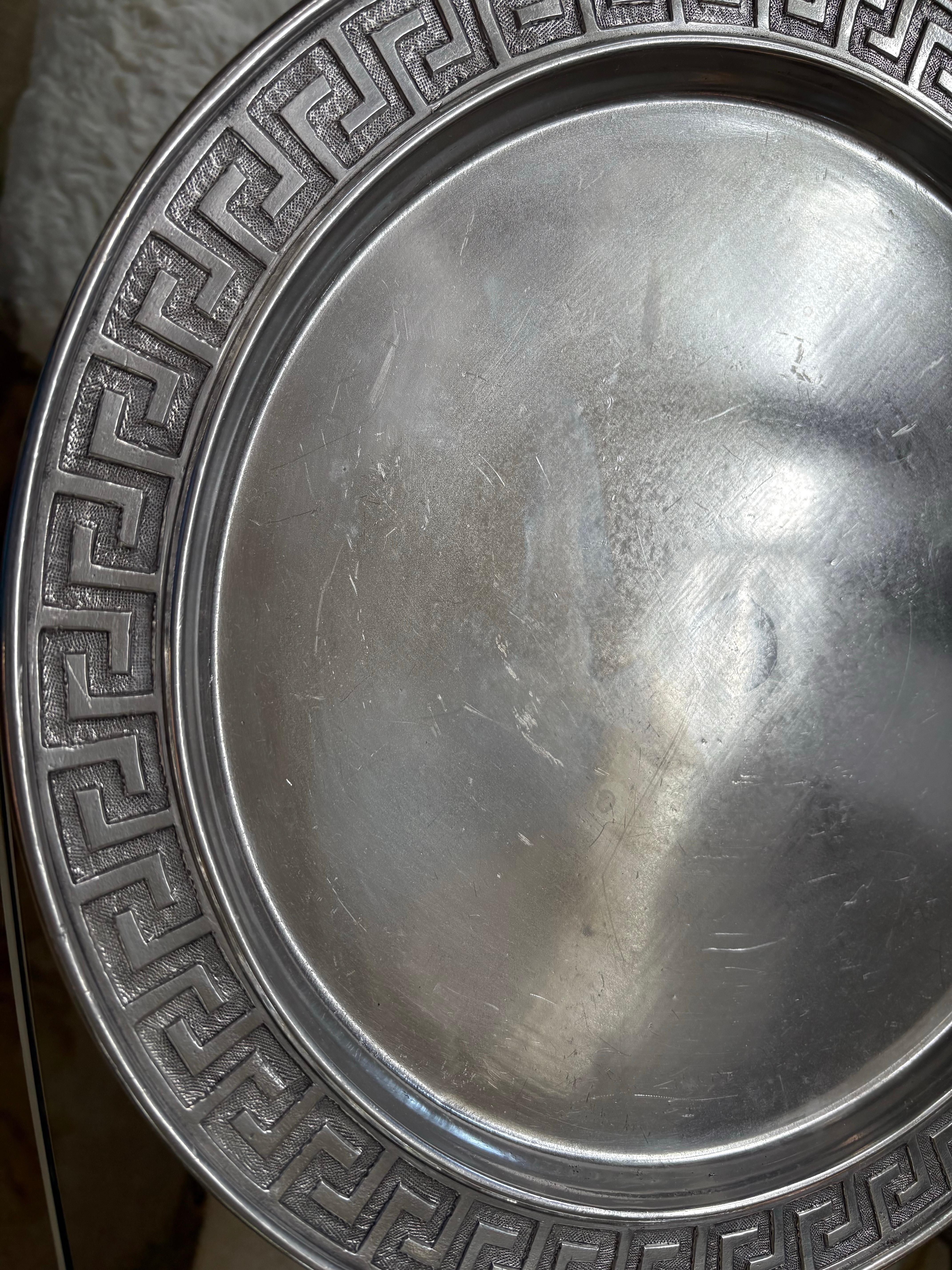 Peltro Vassoio italiano con design a chiave greca in vendita