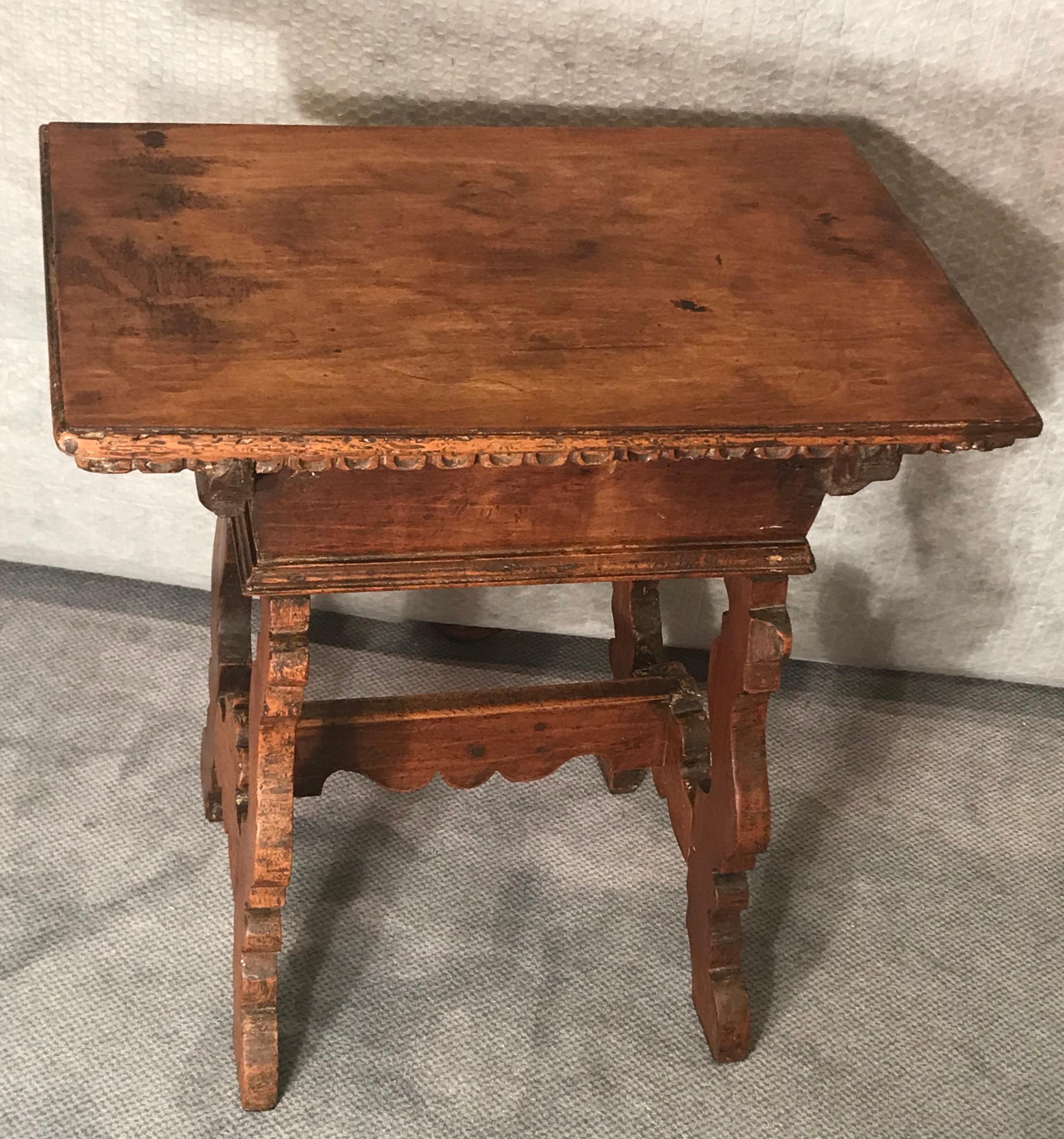 Italian trestle side table, probably Tuscany 17th century.
Beautiful antique table in walnut. The rectangular tabletop raised on trestle end supports joined by a wooden stretcher. The table has one central drawer ( the wooden knob is later). The