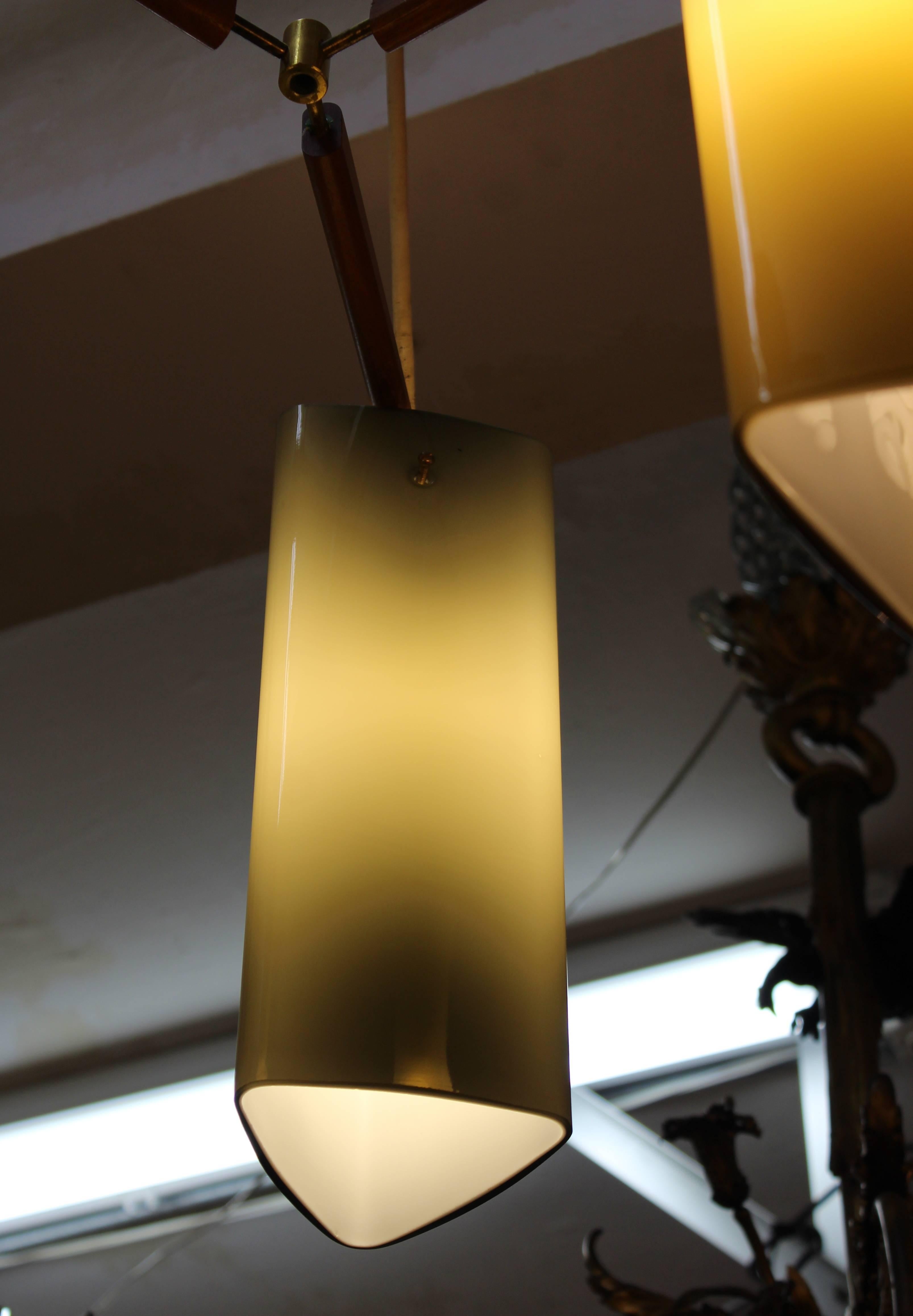 20ième siècle Lampe à suspension italienne tricolore en teck et verre en vente