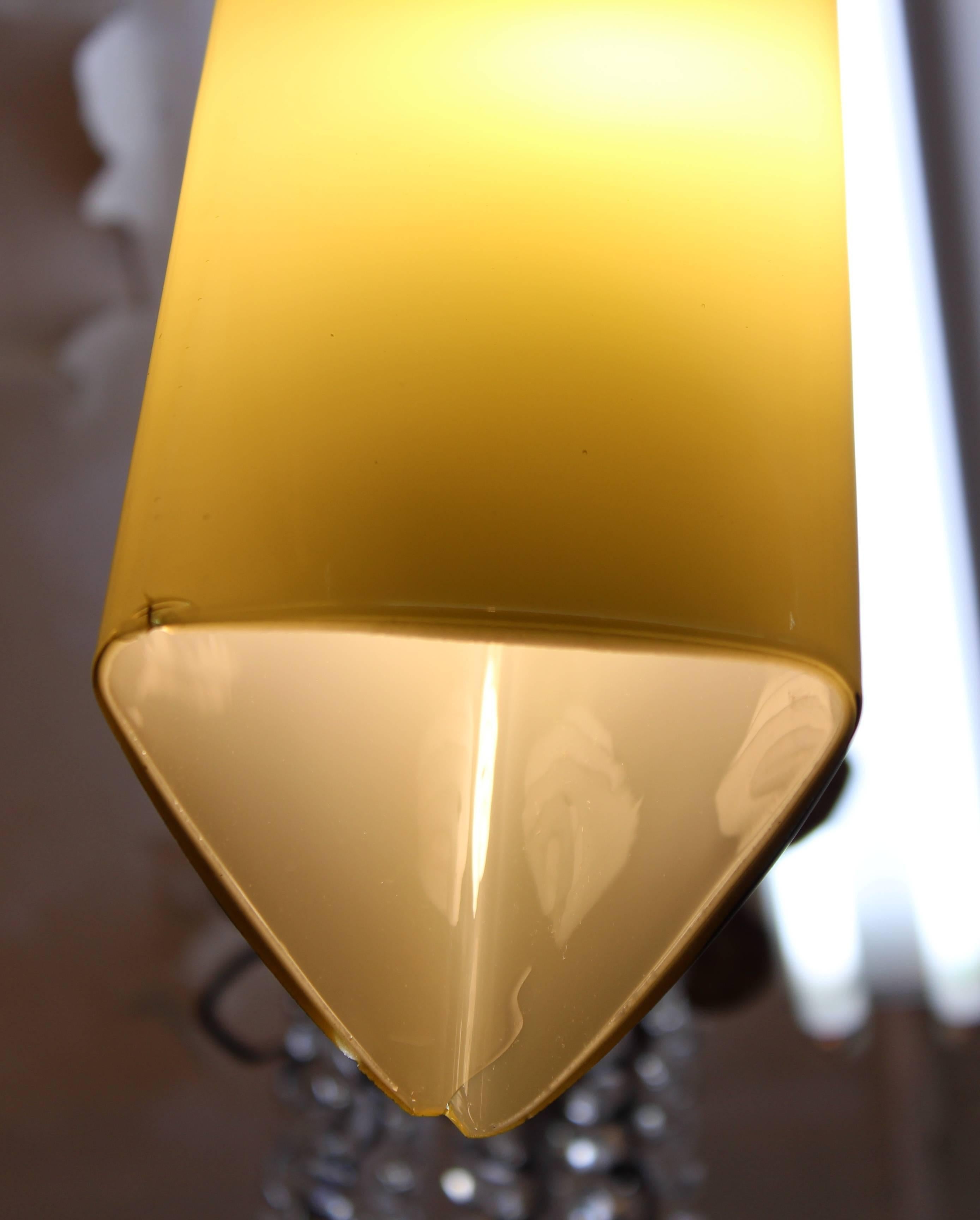 Lampe à suspension italienne tricolore en teck et verre en vente 2