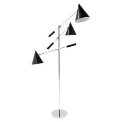 Italienische Triennale Dreiarmige Stehleuchte. Schwarze perforierte Schirmen und Chrom