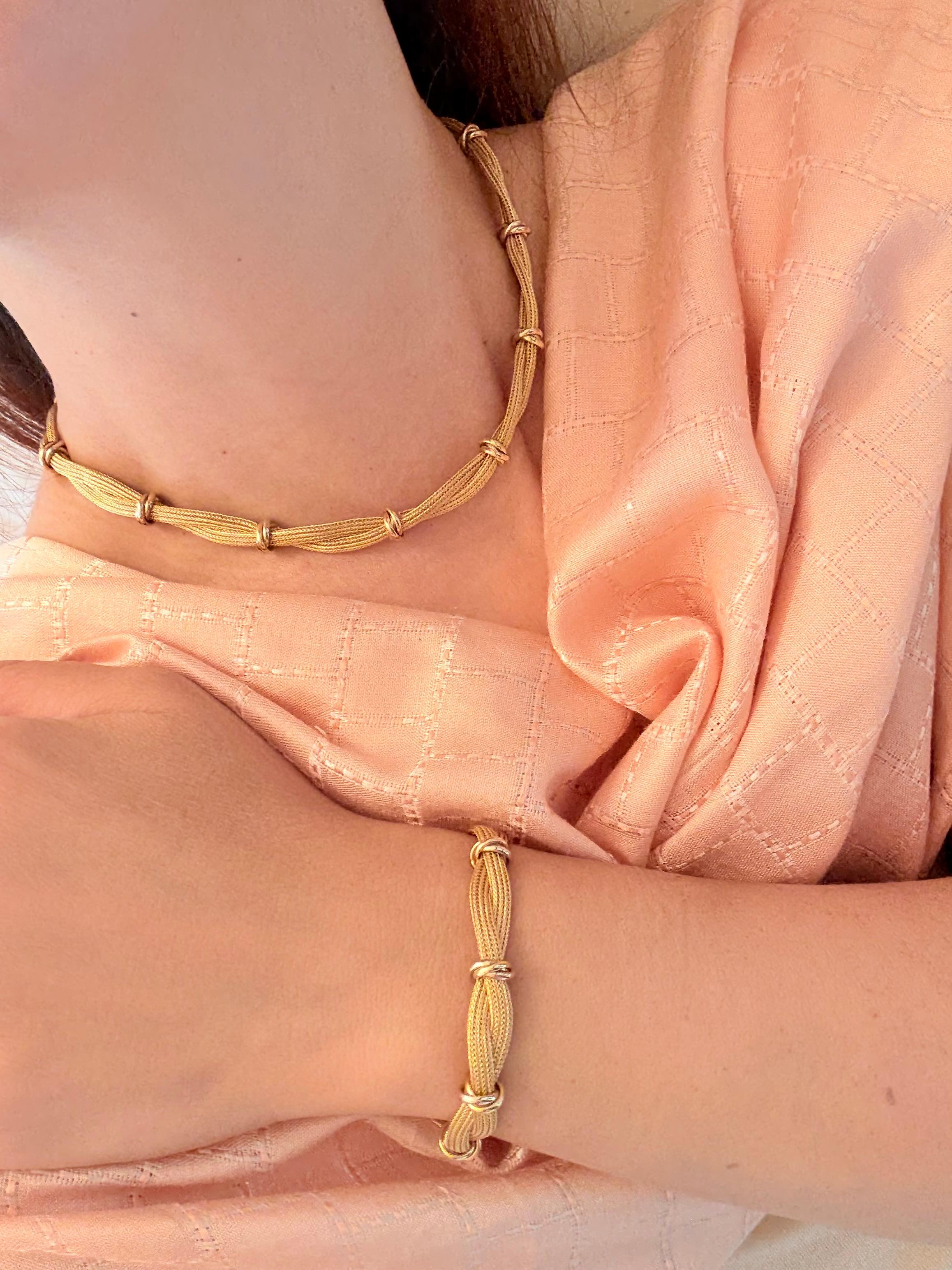 Misure : 
Collana: lunghezza: 41 cm, larghezza: 1 cm, peso: 42.3gr
Bracciale: lunghezza: 17,5 cm, larghezza: 0,9 cm, peso: 20,5 gr.

Questa elegante parure di gioielli italiani comprende una collana e un bracciale abbinati, entrambi squisitamente