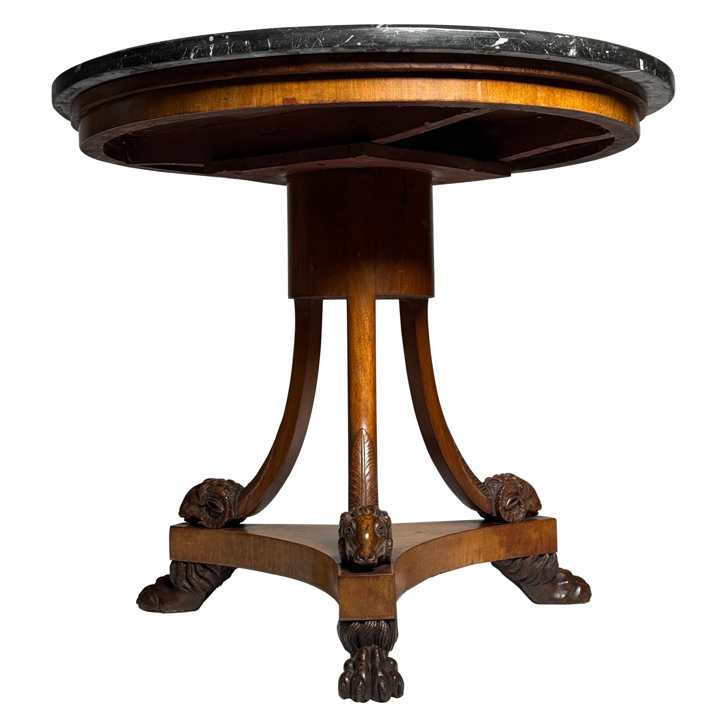 Table centrale tripode italienne de 1820 avec plateau en marbre incrusté de pierres précieuses en vente