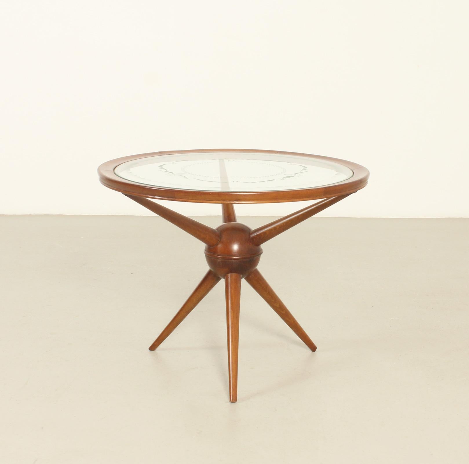 Tavolino tripode italiano degli anni '50. Legno di noce e vetro trasparente originale acidato.