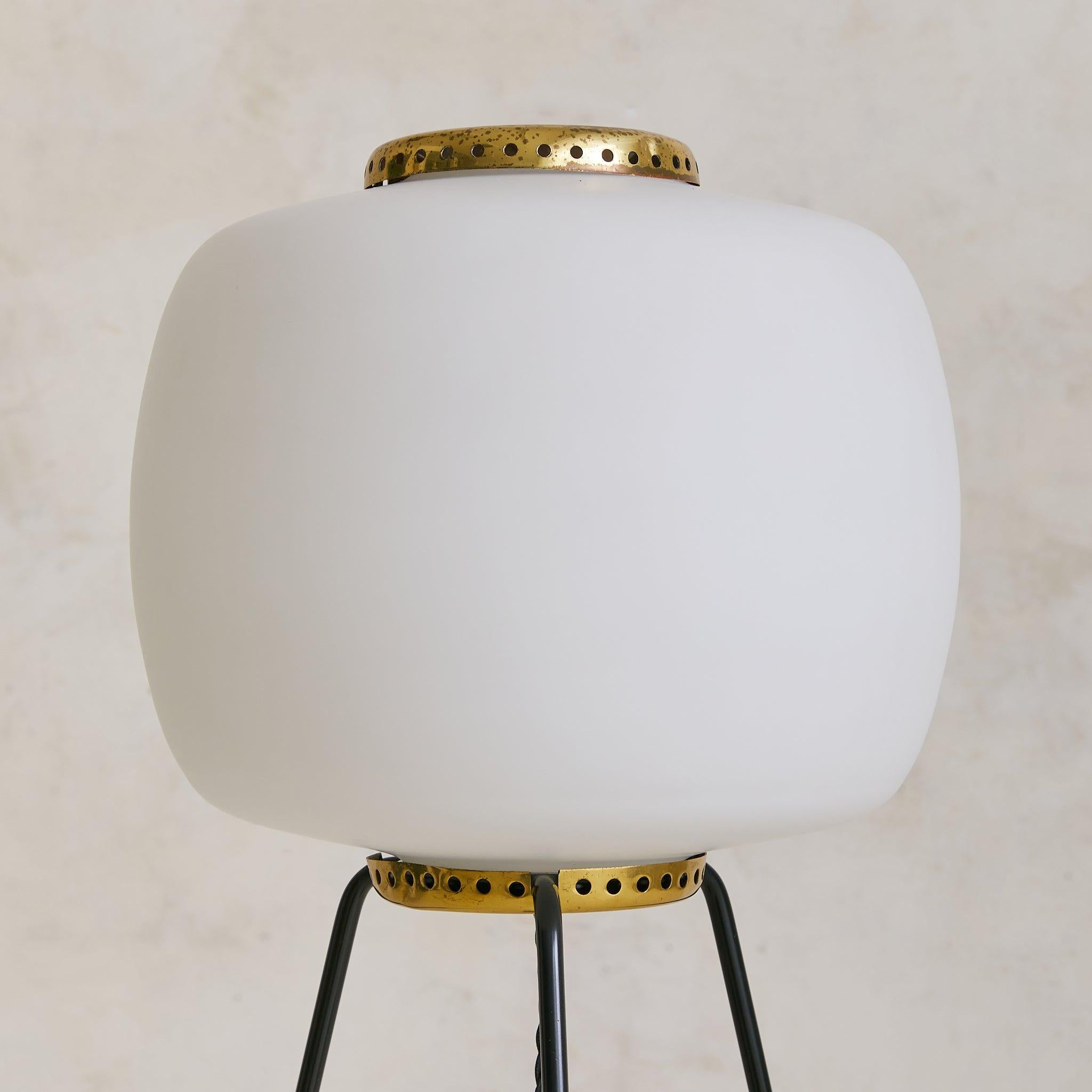 Italian Tripod Floor Lamp with Opaline Globe Shade, 1950s Moderno de mediados de siglo en venta