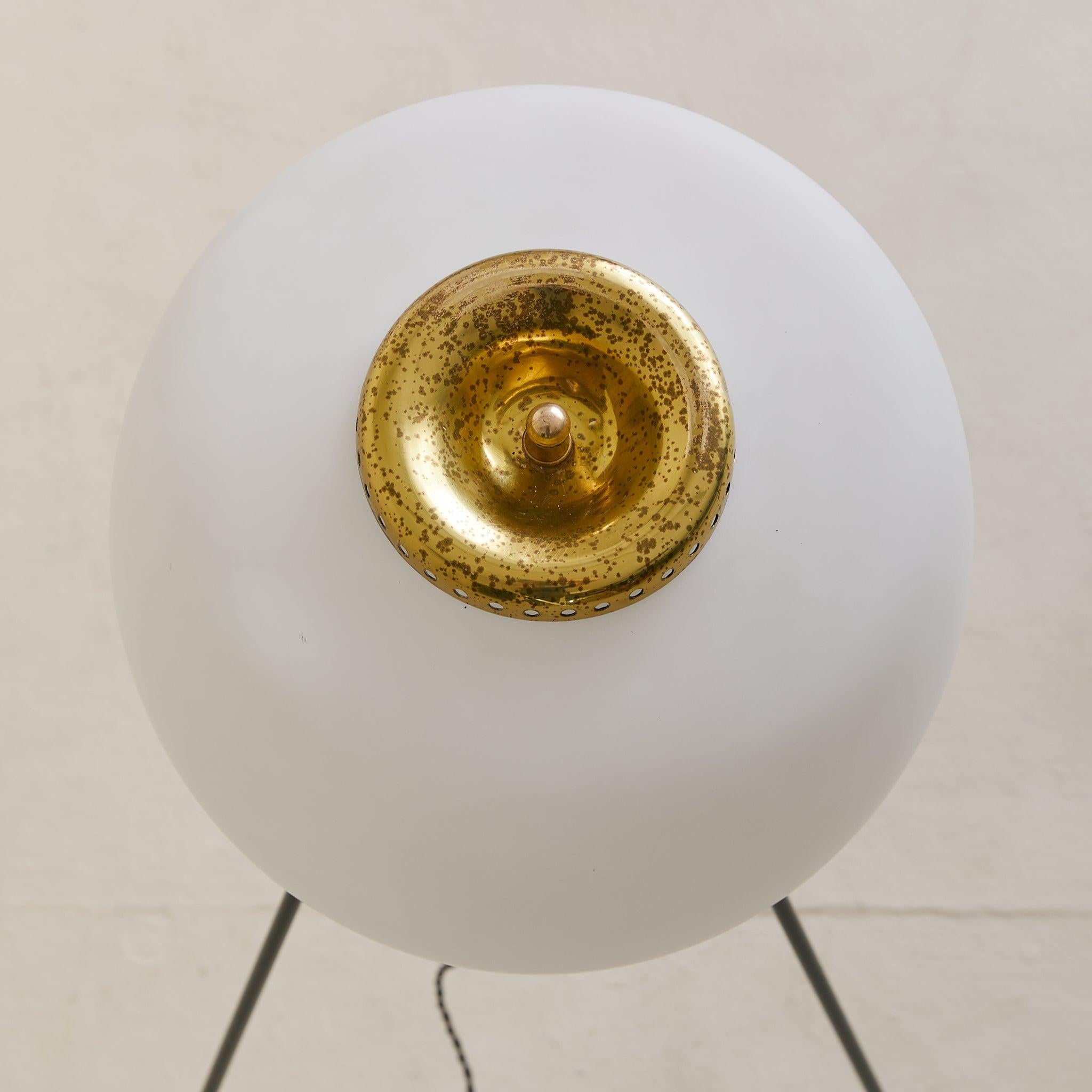 Italian Tripod Floor Lamp with Opaline Globe Shade, 1950s Italiano en venta