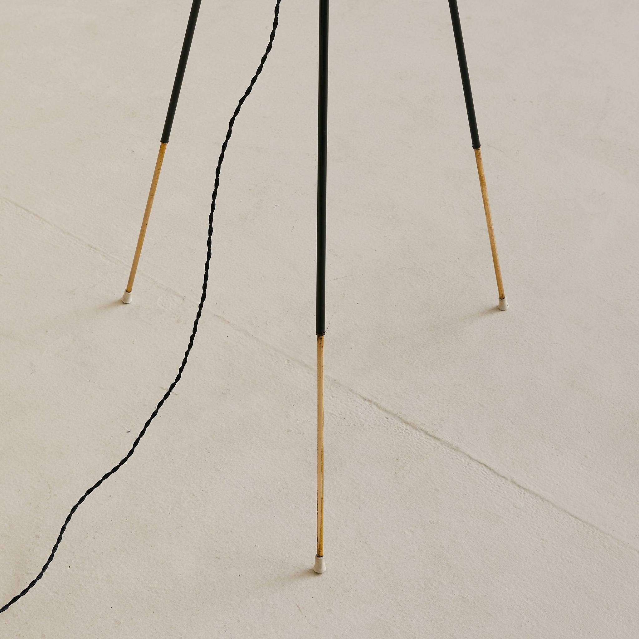 Italian Tripod Floor Lamp with Opaline Globe Shade, 1950s en Bueno estado para la venta en Chicago, IL