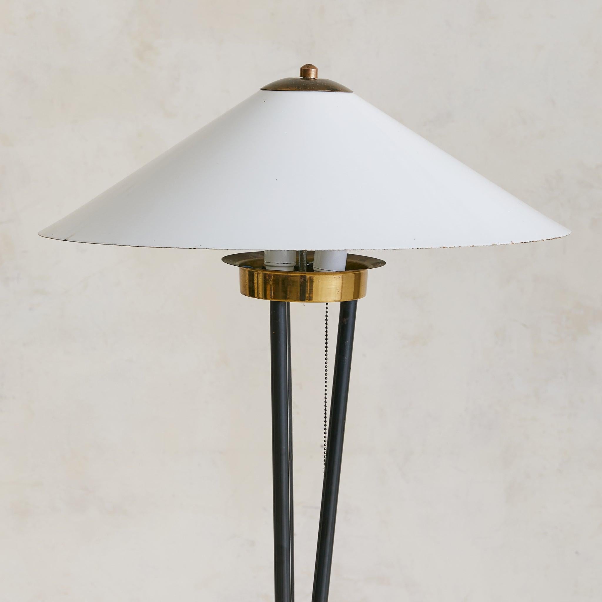 Italian Tripod Floor Lamp with White Lacquered Shade, 1950s Moderno de mediados de siglo en venta