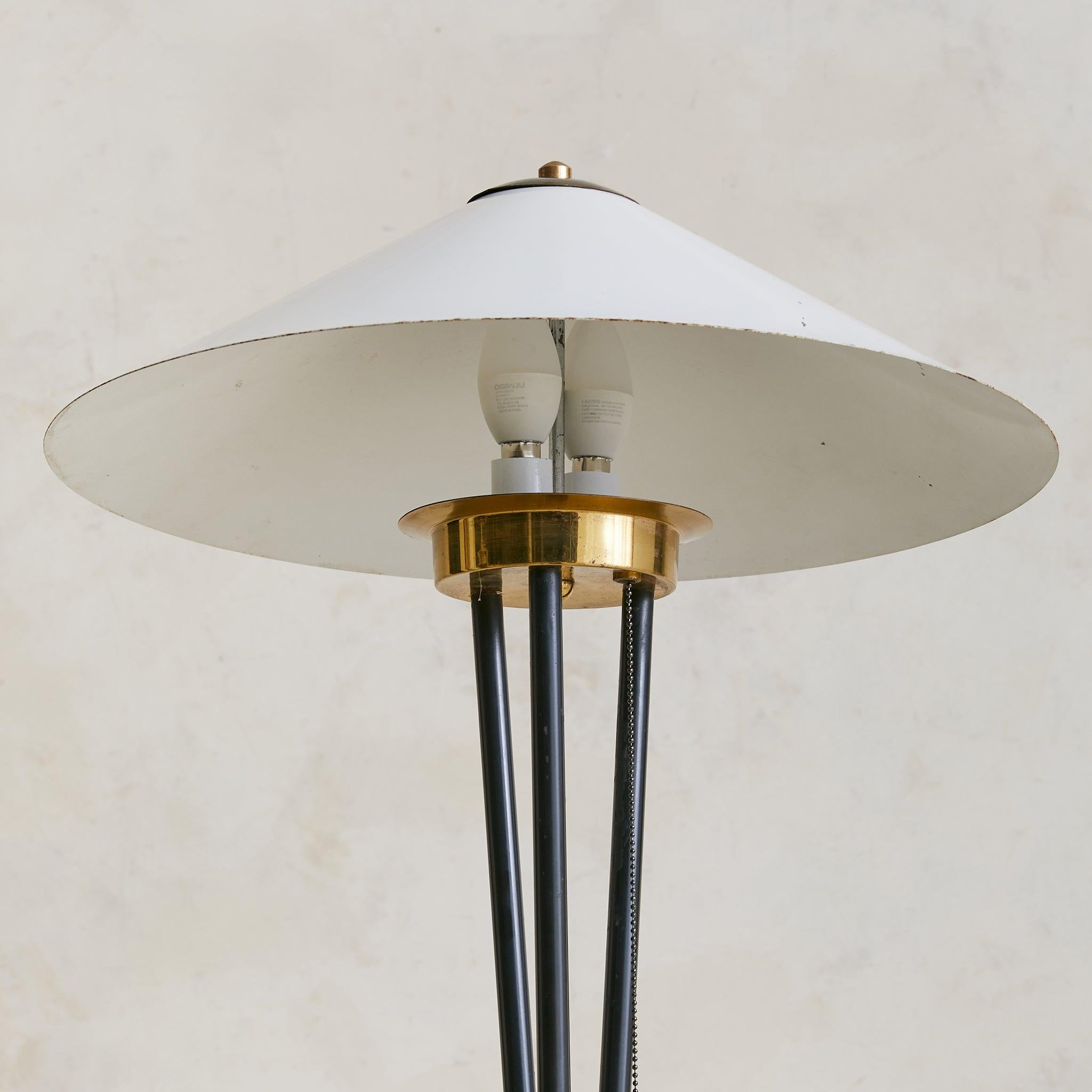 Italian Tripod Floor Lamp with White Lacquered Shade, 1950s Italiano en venta