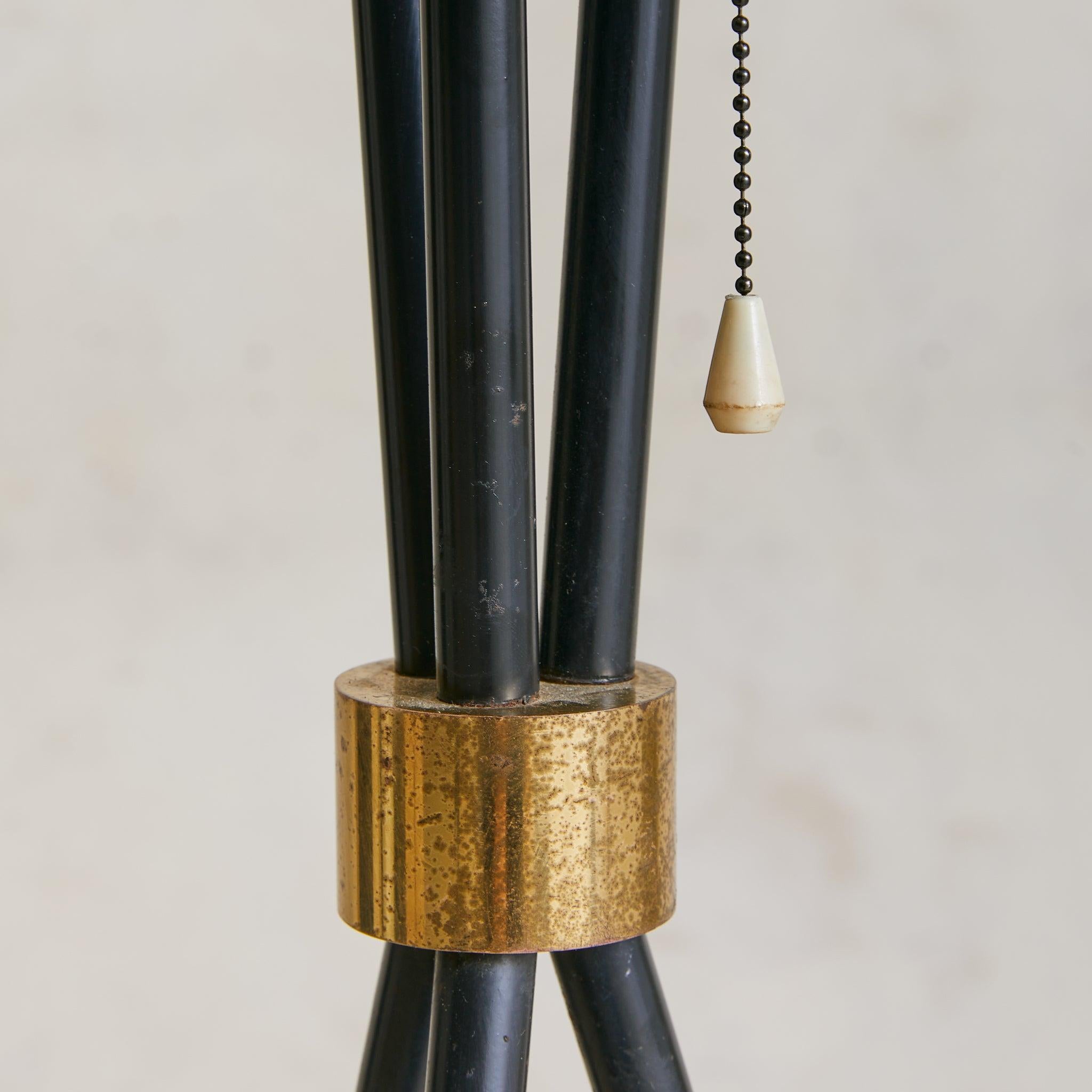 Italian Tripod Floor Lamp with White Lacquered Shade, 1950s en Bueno estado para la venta en Chicago, IL