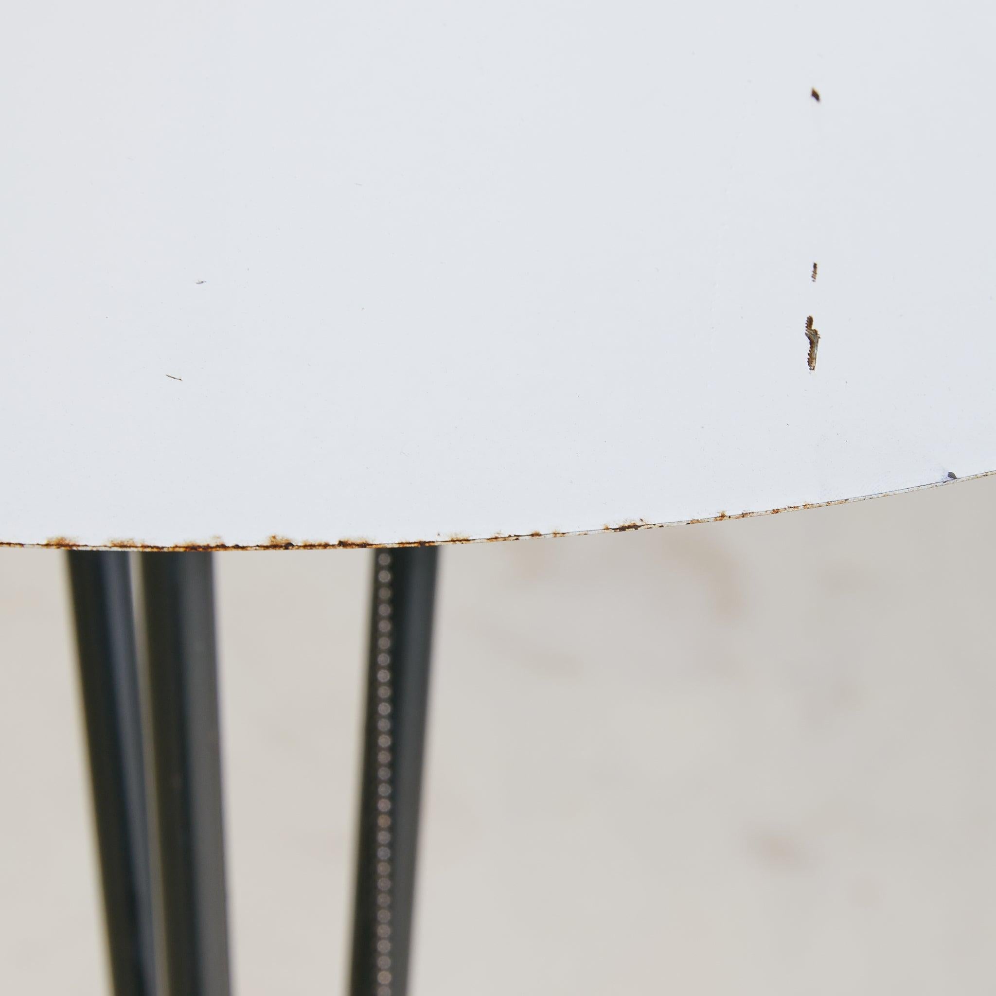 Italian Tripod Floor Lamp with White Lacquered Shade, 1950s mediados del siglo XX en venta