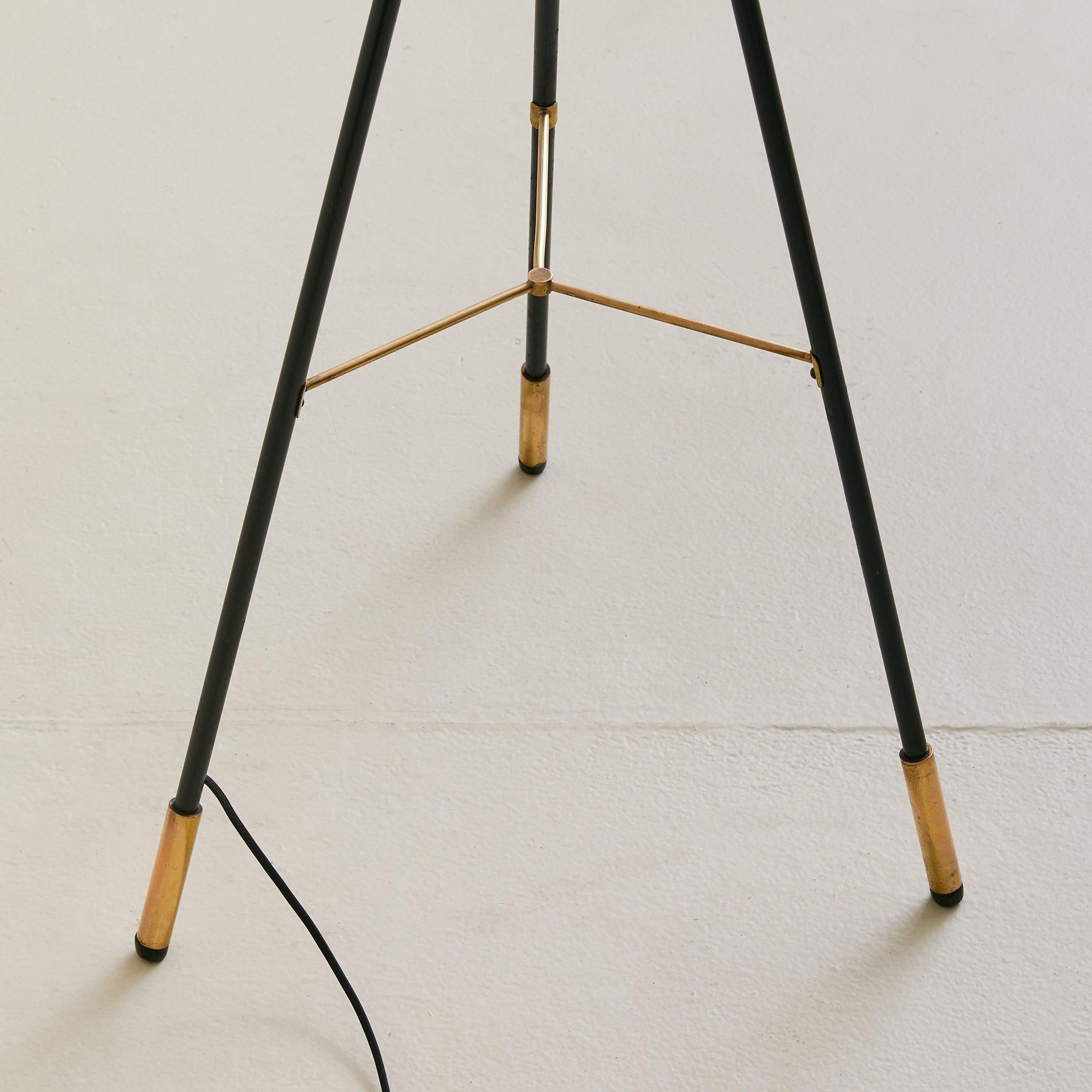 Italian Tripod Floor Lamp with White Lacquered Shade, 1950s en venta 1