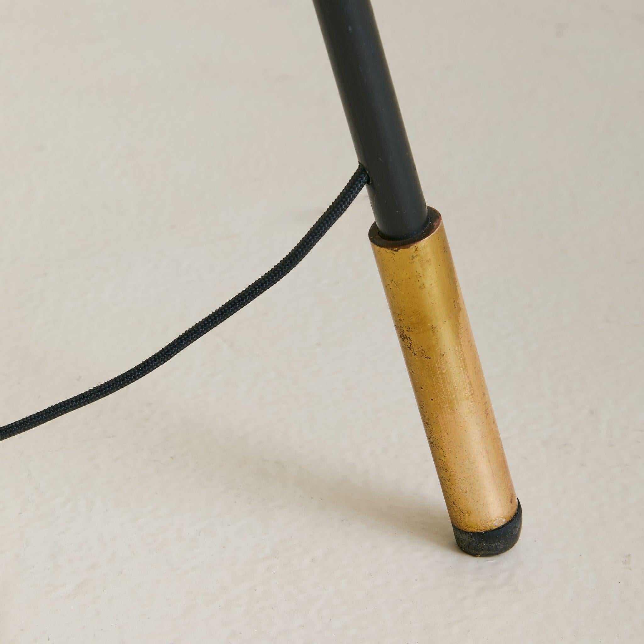 Italian Tripod Floor Lamp with White Lacquered Shade, 1950s en venta 2