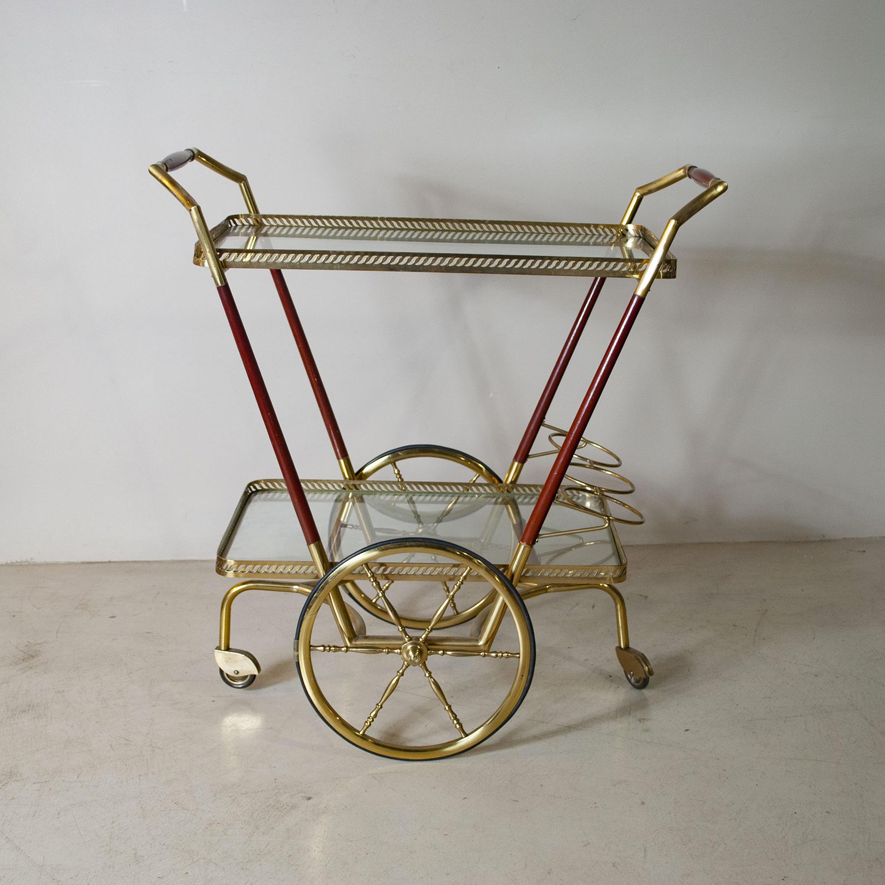 Chariot porte-bouteilles en laiton et bois des années 1950, étagères en verre, production italienne du milieu des années 1950