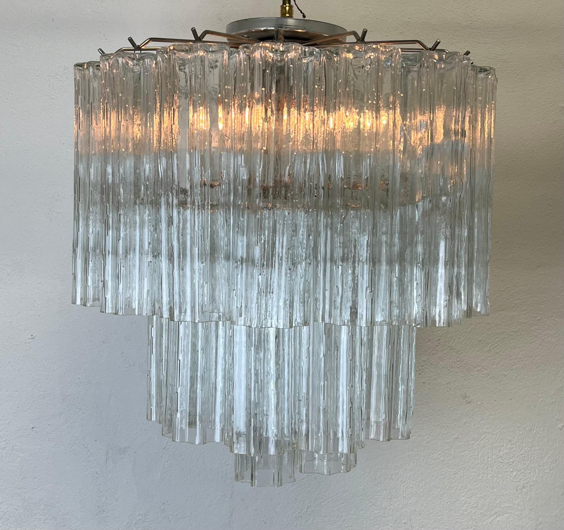 Questo lampadario originale degli anni '60 ha tubi di vetro tronchi di Murano scintillanti attaccati a una struttura con un pannello a soffitto. Impressionanti 3 livelli che supportano 29 tubi. Questo lampadario in vetro è stato progettato e