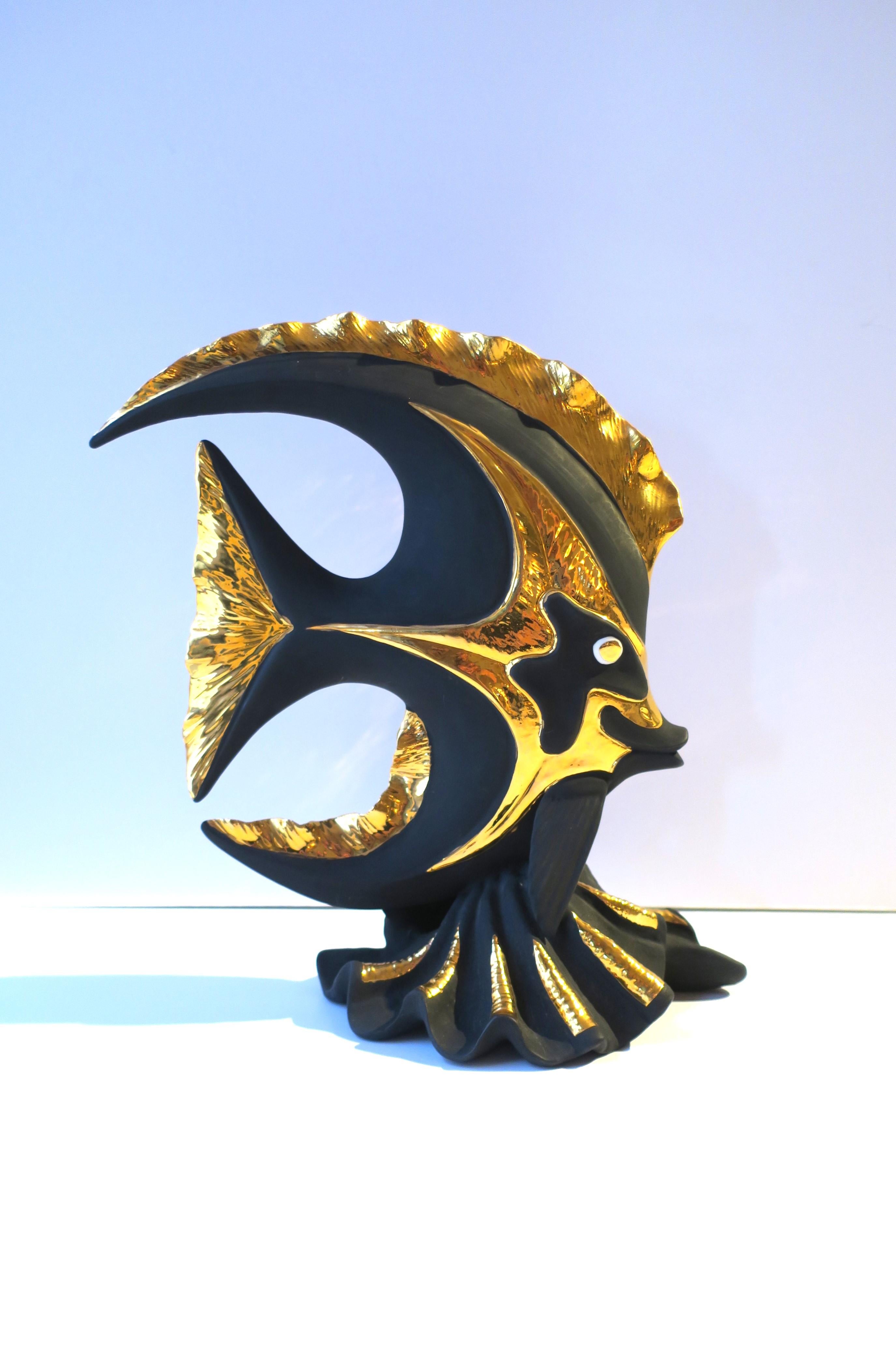 Sculpture italienne de poissons tropicaux en porcelaine de basalte noir et or, réalisée à la main par S. Puccini, vers la fin du XXe siècle, Italie. Cette sculpture de poisson tropical est faite à la main en porcelaine noire mate et en émail doré