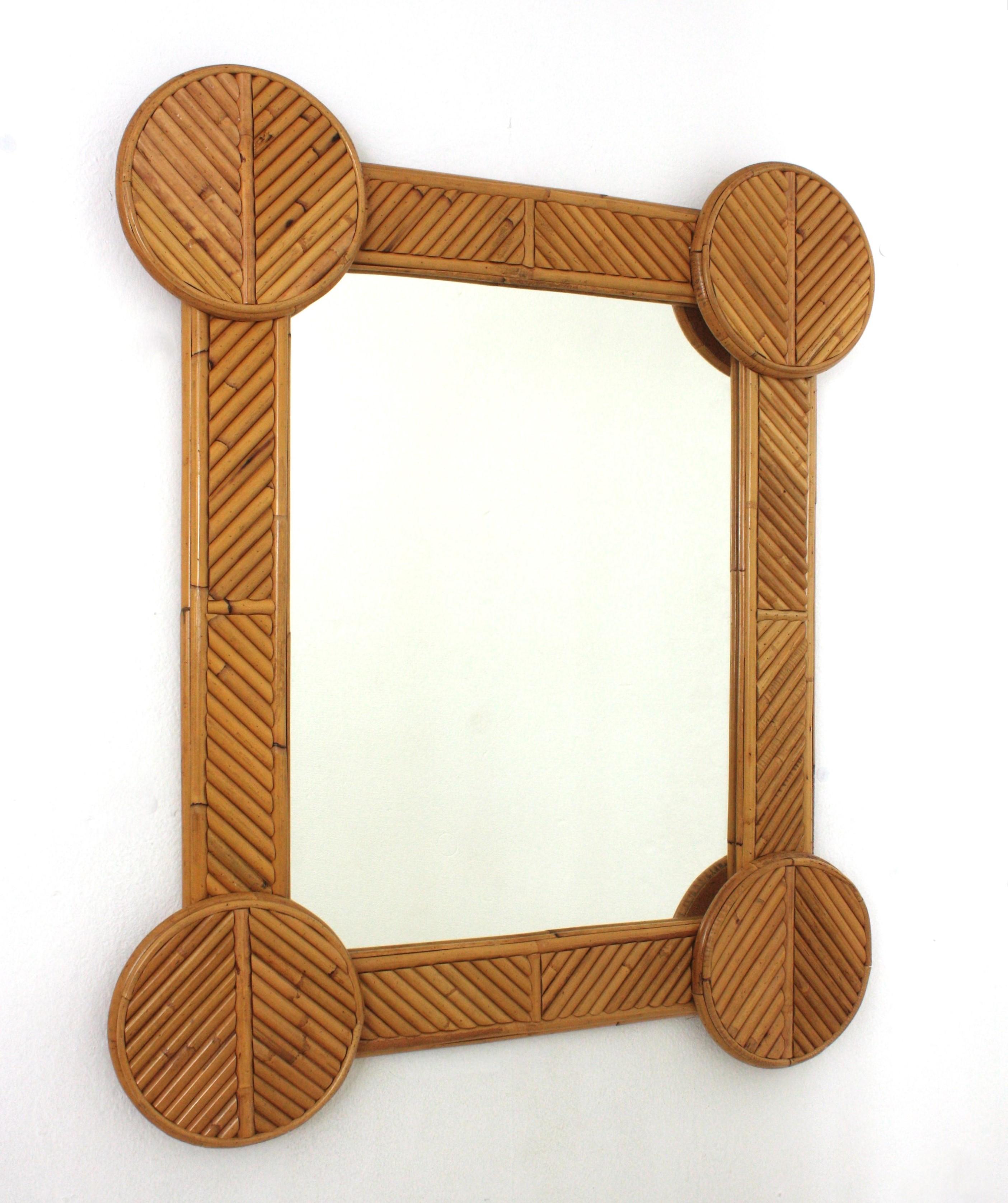 Spiegel aus gespaltenem Rattan mit kreisförmig verzierten Ecken. Wird der Vivai del Sud zugeschrieben. Italien, 1960er Jahre.
Sein Design kombiniert Midcentury und tropische Akzente.
Es wird eine nette Ergänzung in einem Badezimmer oder als