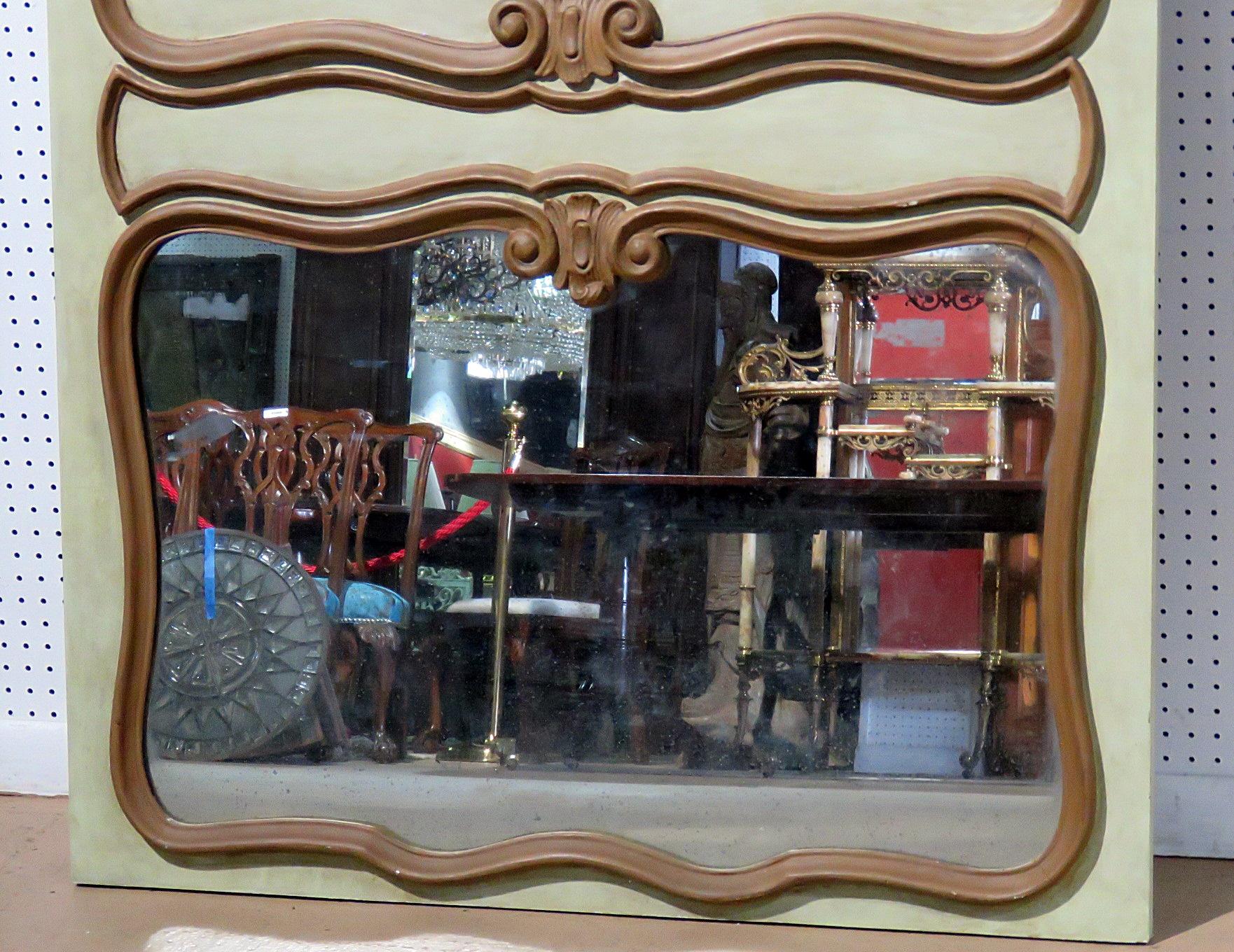 Ce magnifique miroir de fabrication italienne a été conçu pour reproduire parfaitement un beau miroir trumeau français ancien. La sculpture est serrée et précise et le miroir est grand et fera un point focal dynamique dans votre maison. 