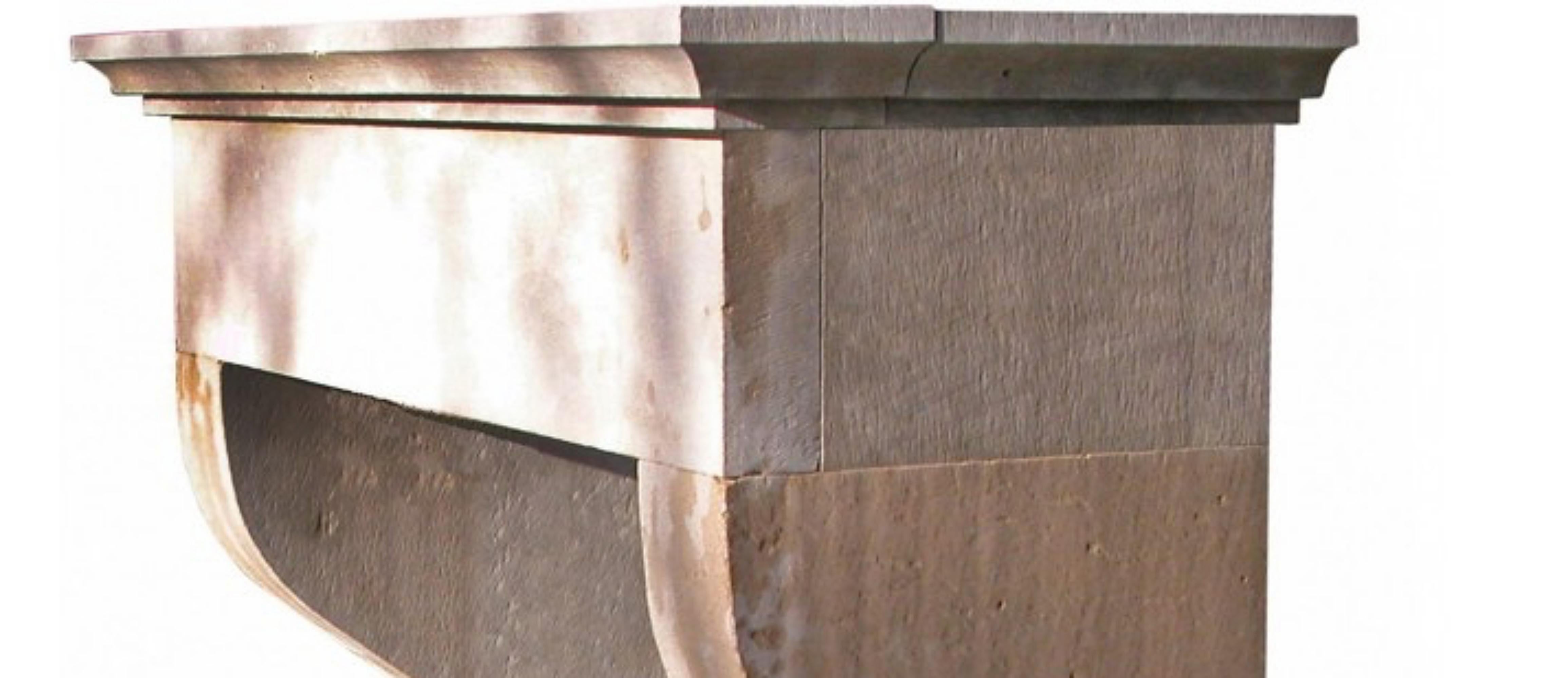 Fait main Cheminée italienne Trumeaux en pierre calcaire du début du 20e siècle en vente