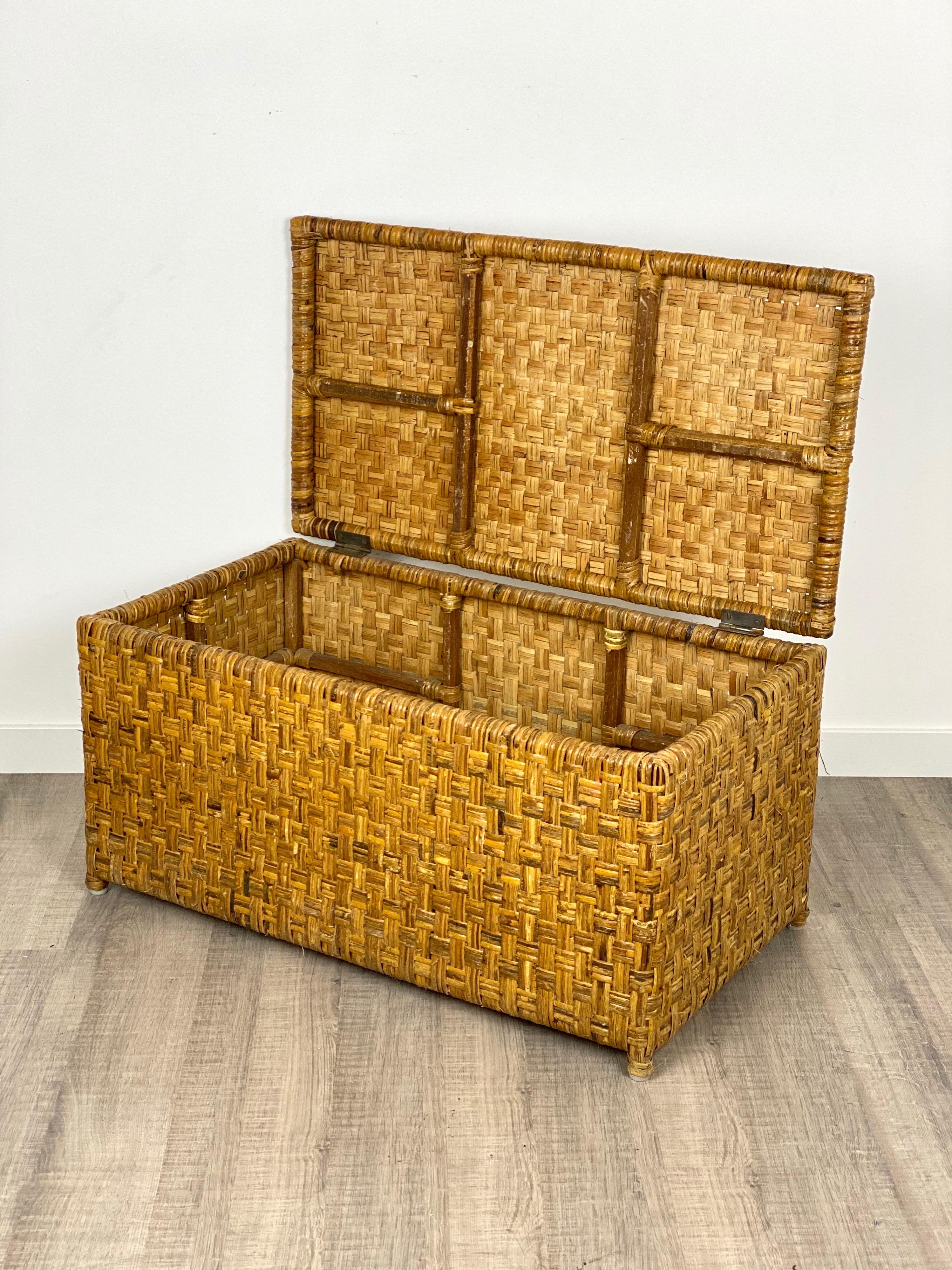 Big trunk chest made of rattan. Made in Italy, 1960s. It can be used for multiple purposes, for example as a trunk to store things or a coffee table.