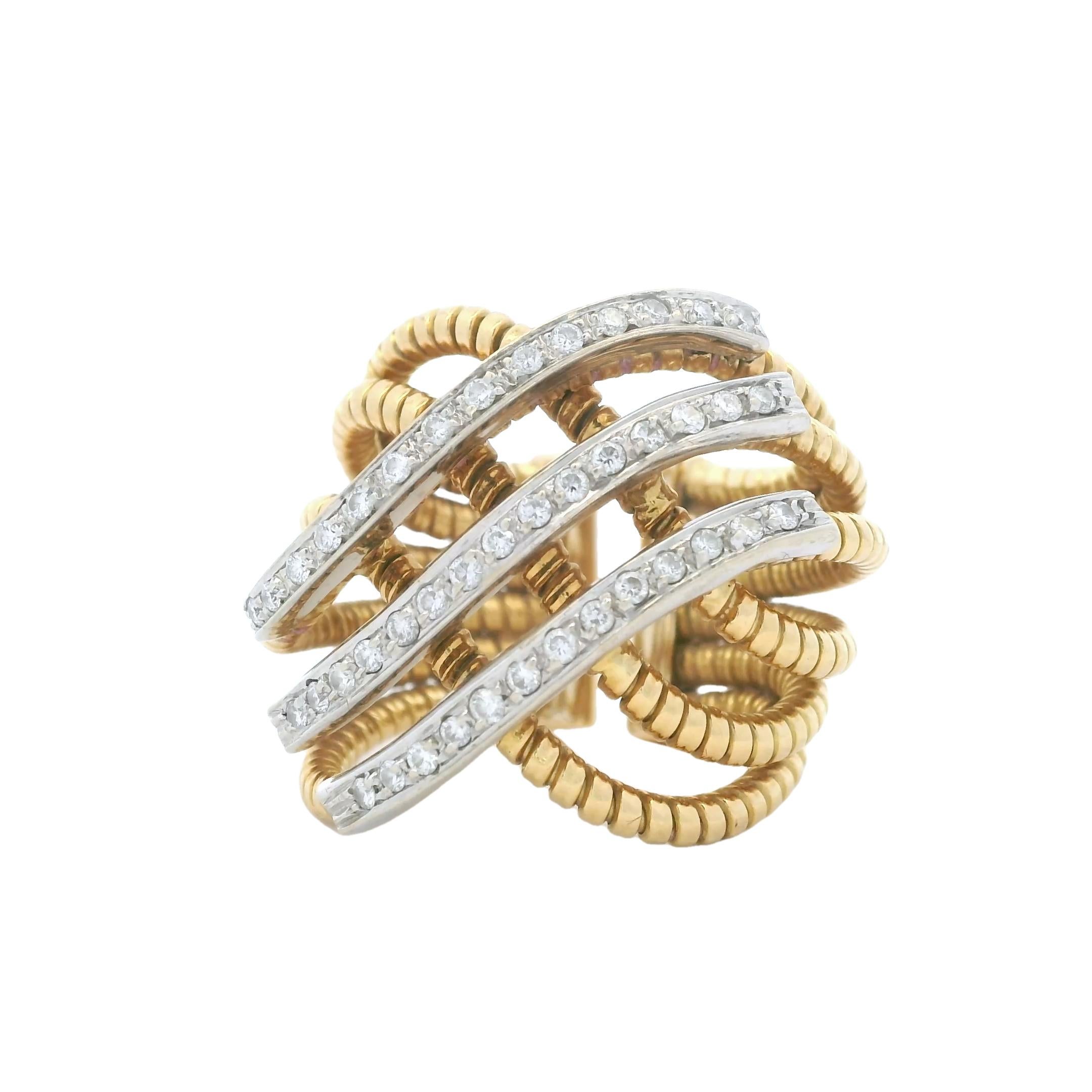 Cette bague italienne croisée en or jaune 14 carats présente un design audacieux inspiré de Tubogas qui allie un style rétro à une sophistication sculpturale. La bague présente cinq anneaux arqués en or blanc pavés d'environ 1,20 carats de diamants
