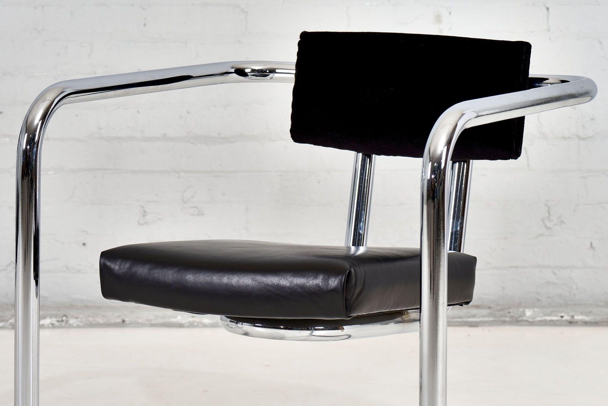 Italian Tubular Cantilever Lounge Chairs, 1960 For Sale 4