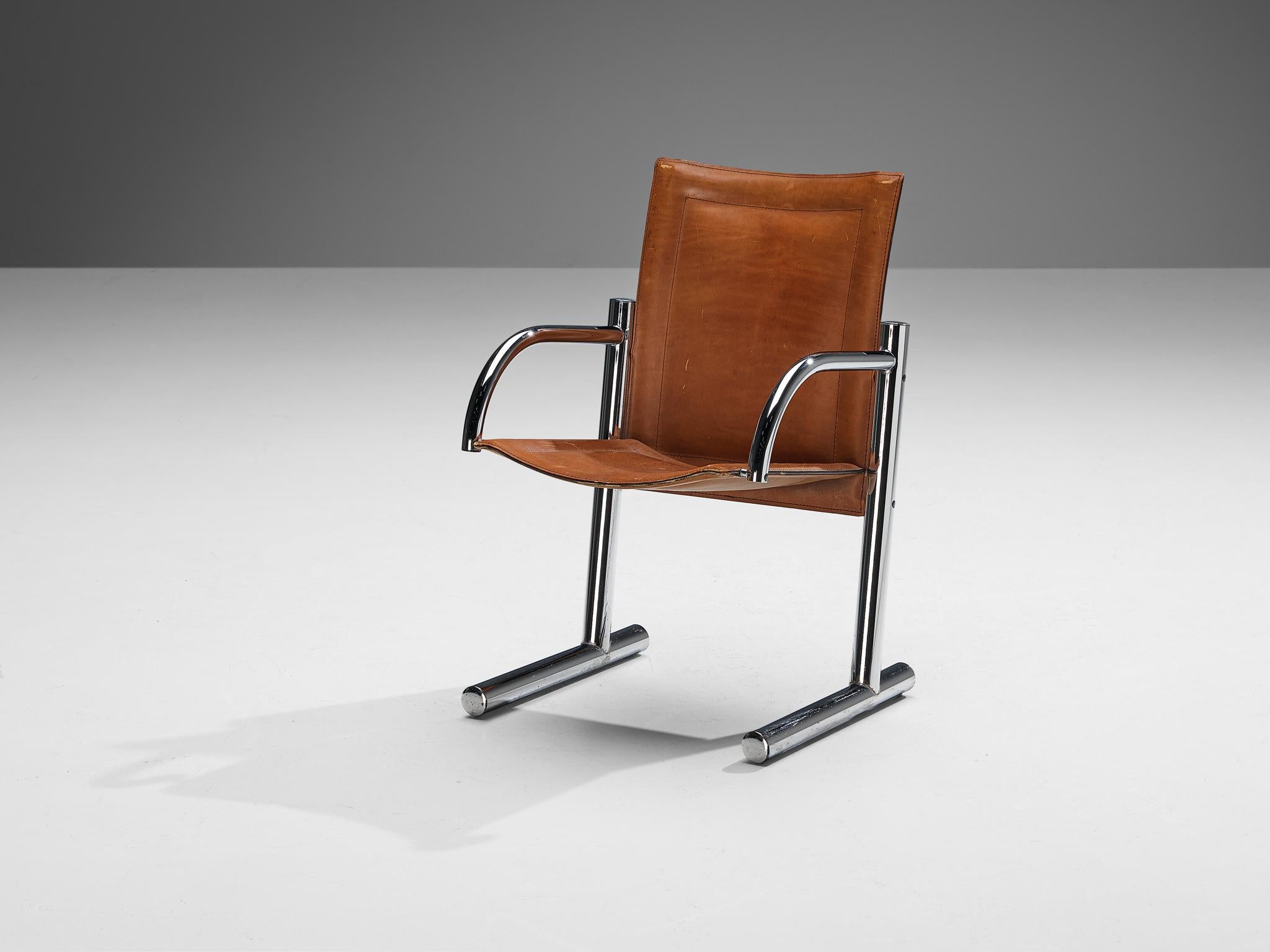 Chaise de salle à manger, cuir de selle, acier chromé, Italie, années 1970

Ce fauteuil robuste est pur et clair dans son exécution, ce qui lui confère une apparence à la fois simple et majestueuse. Le cadre tubulaire en acier chromé composé