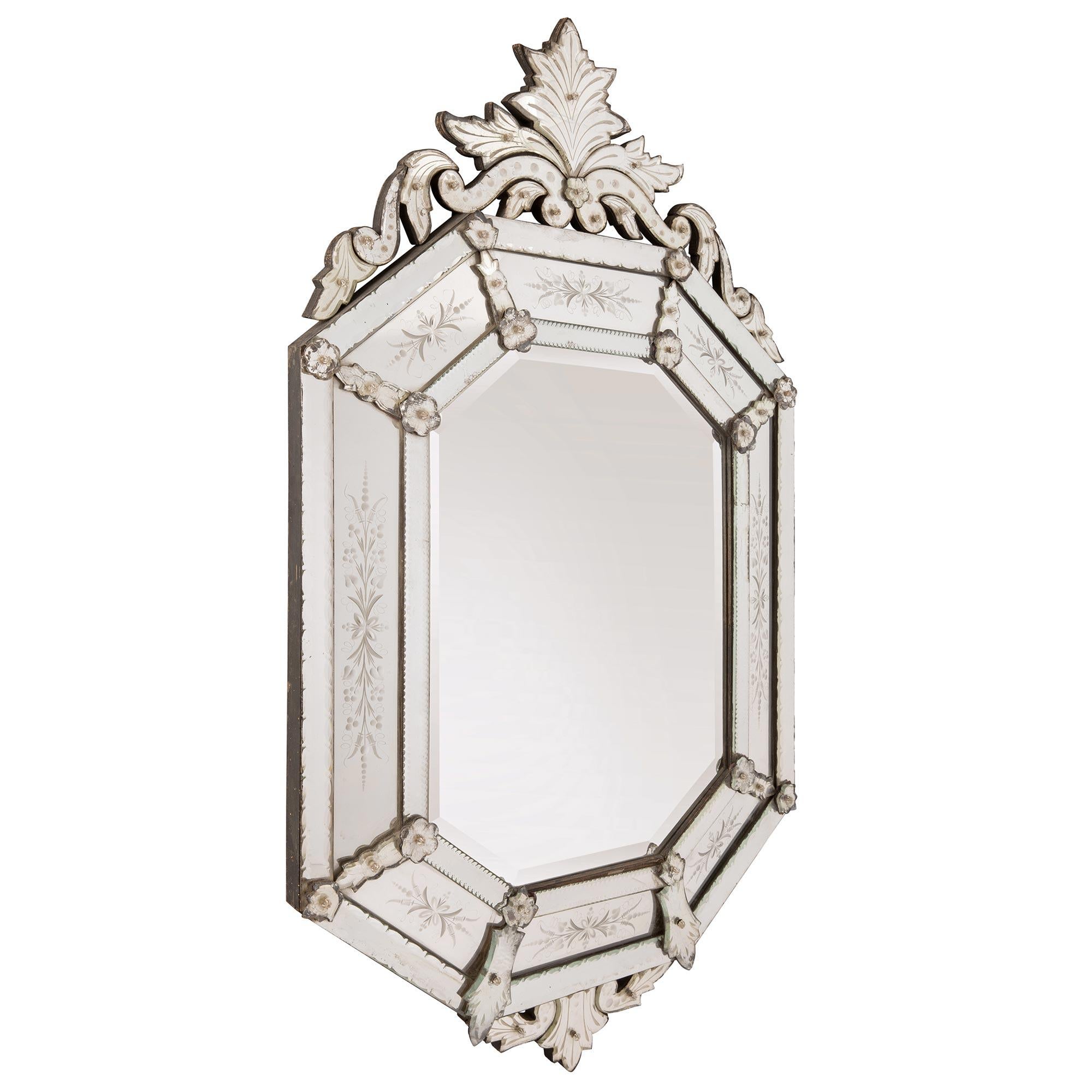 Magnifique miroir italien du début du siècle, à double cadre, de style vénitien. Le miroir de forme octogonale conserve toutes ses plaques de miroir d'origine, la plaque centrale affichant un bord biseauté très décoratif et encadré par des plaques