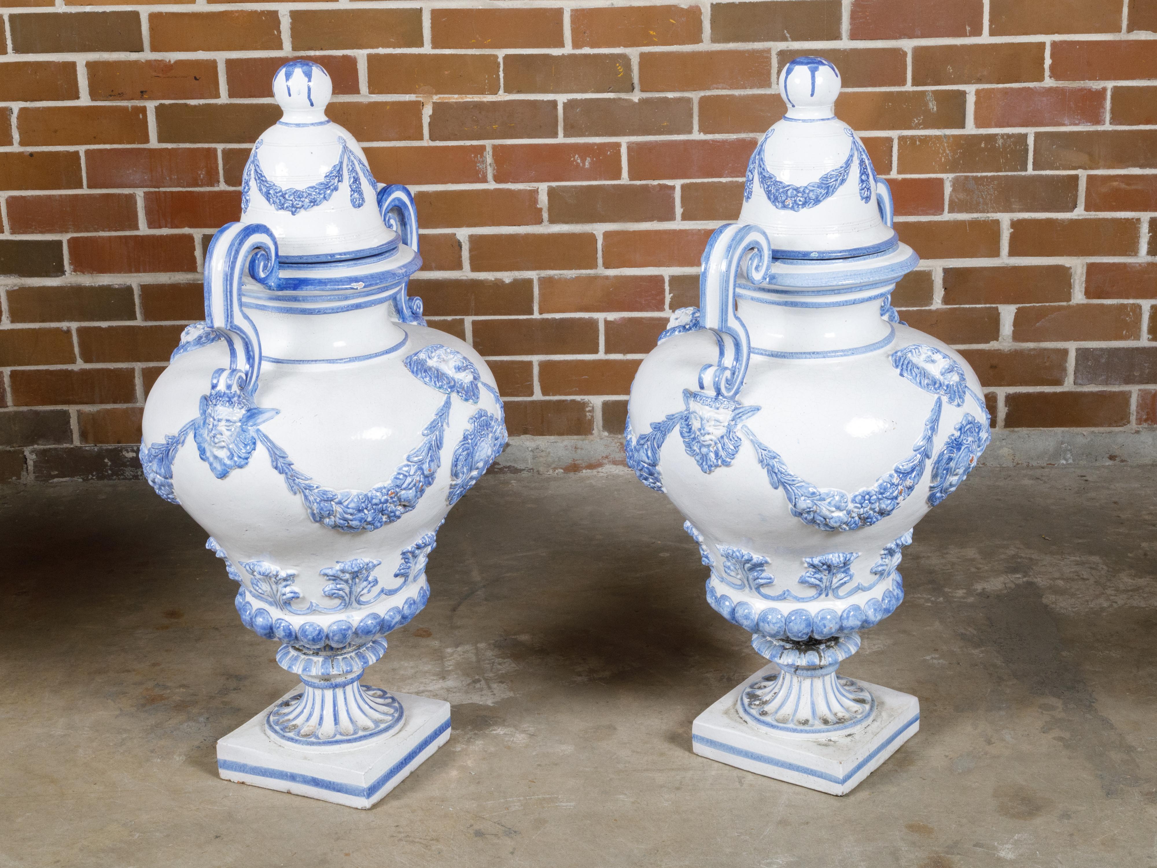 Barattoli di fine secolo in faience blu e bianca con coperchio e fauni, coppia in vendita 9