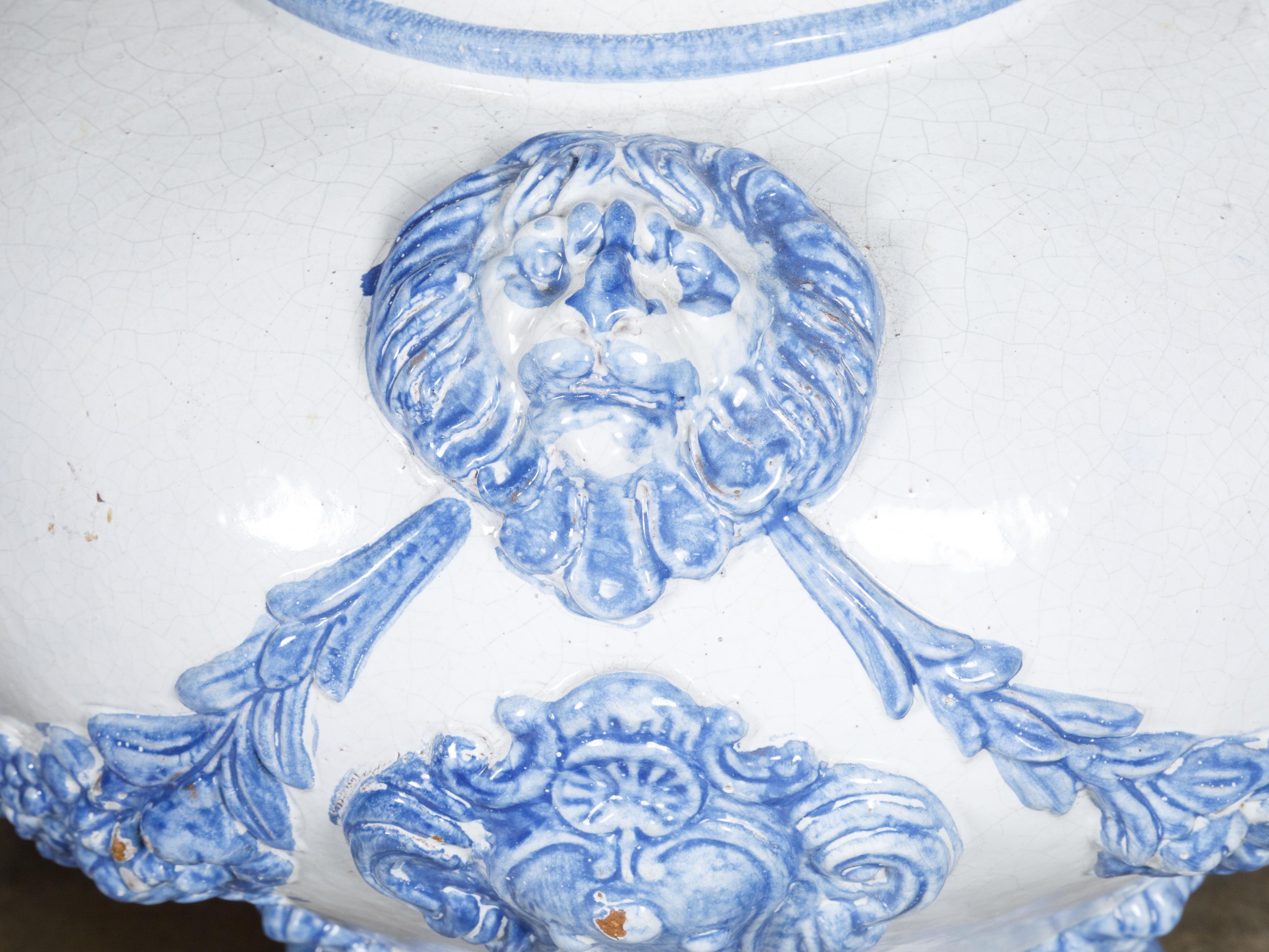 XX secolo Barattoli di fine secolo in faience blu e bianca con coperchio e fauni, coppia in vendita