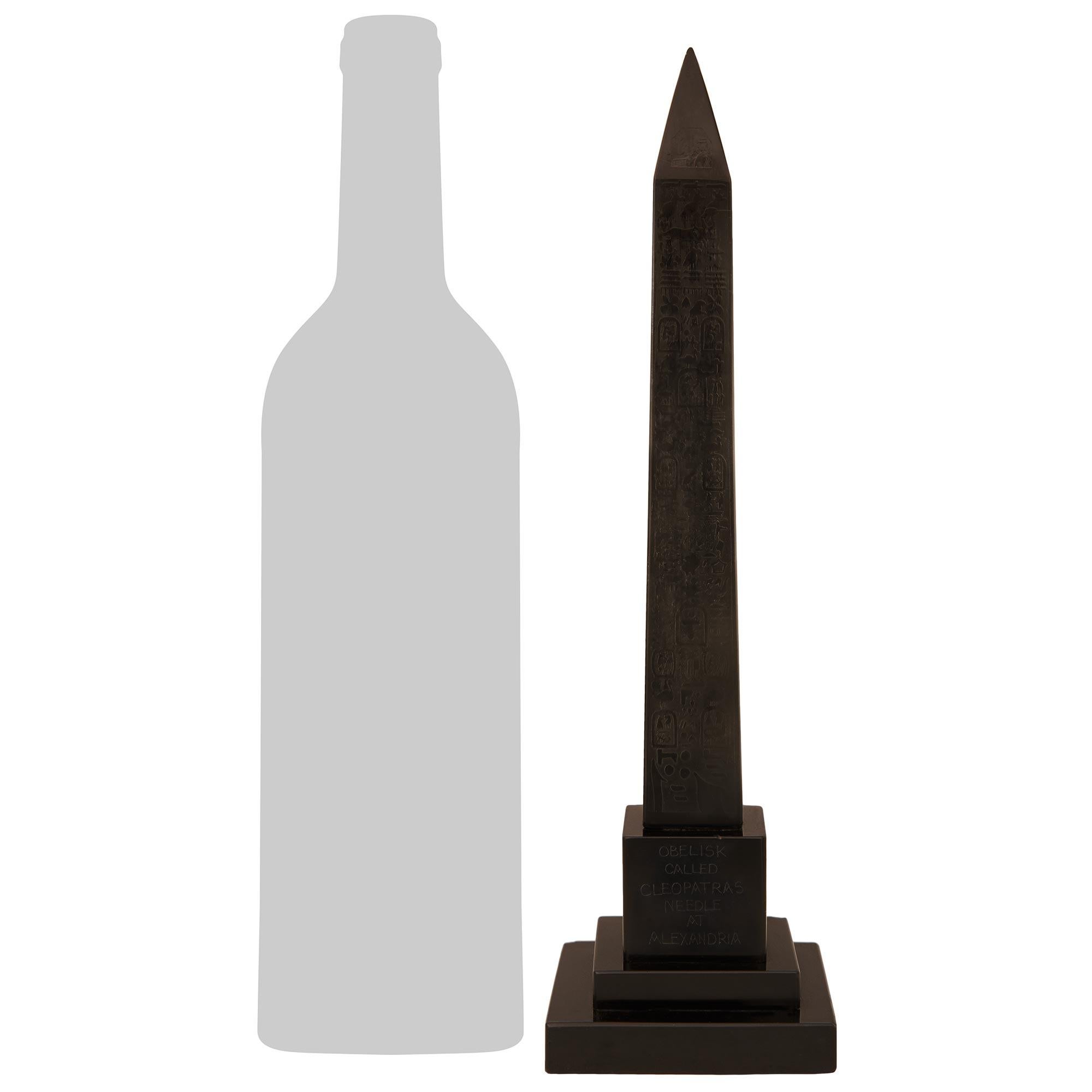 Un obelisco in marmo nero belga, bello e molto decorativo, del periodo del Grand Tour di fine secolo. Questa meravigliosa statua è stata realizzata sul modello degli Aghi di Cleopatra, due obelischi originari di Alessandria d'Egitto, ora esposti
