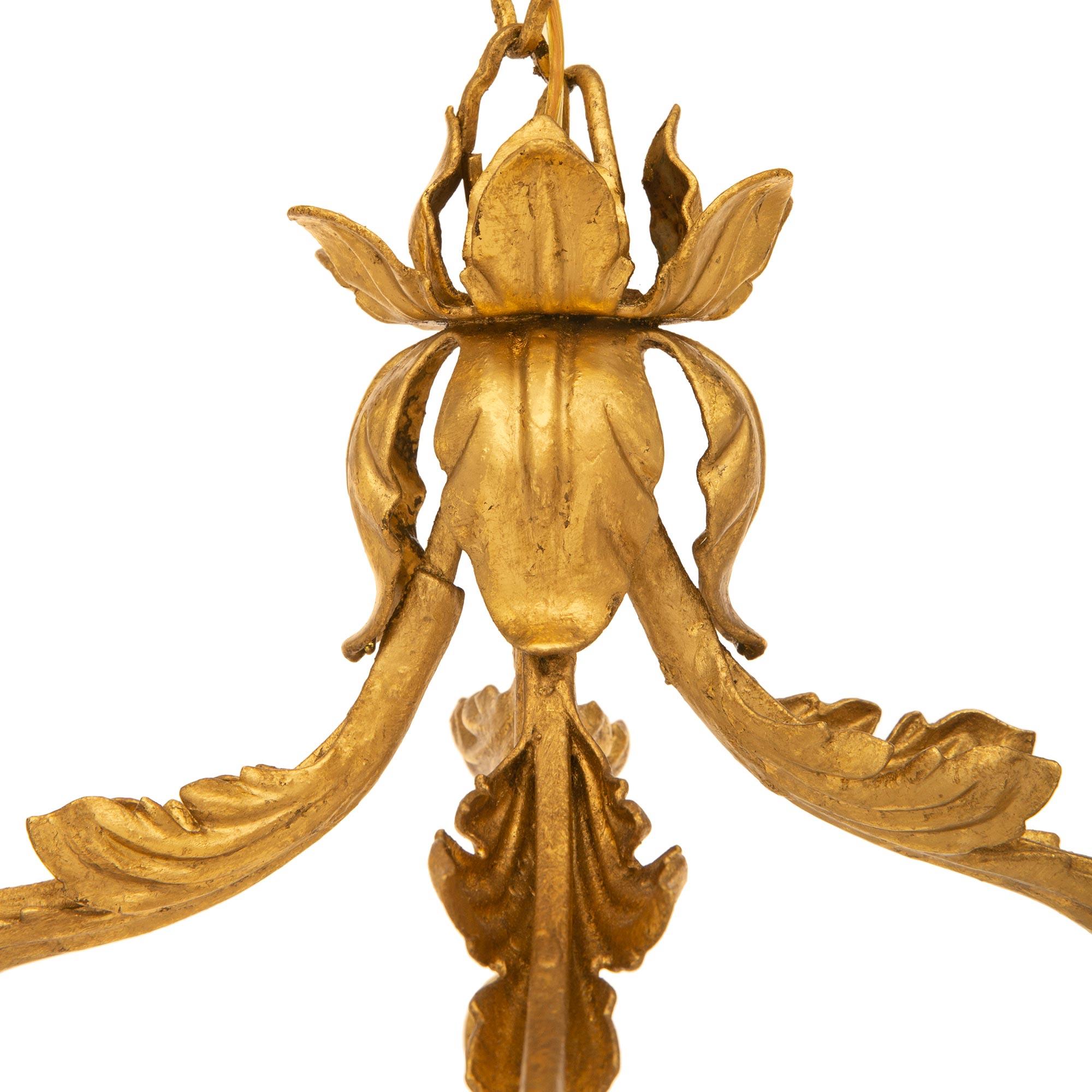 Italienische Louis XVI-Laterne aus vergoldetem Metall und Zinn aus der Jahrhundertwende (Vergoldet) im Angebot