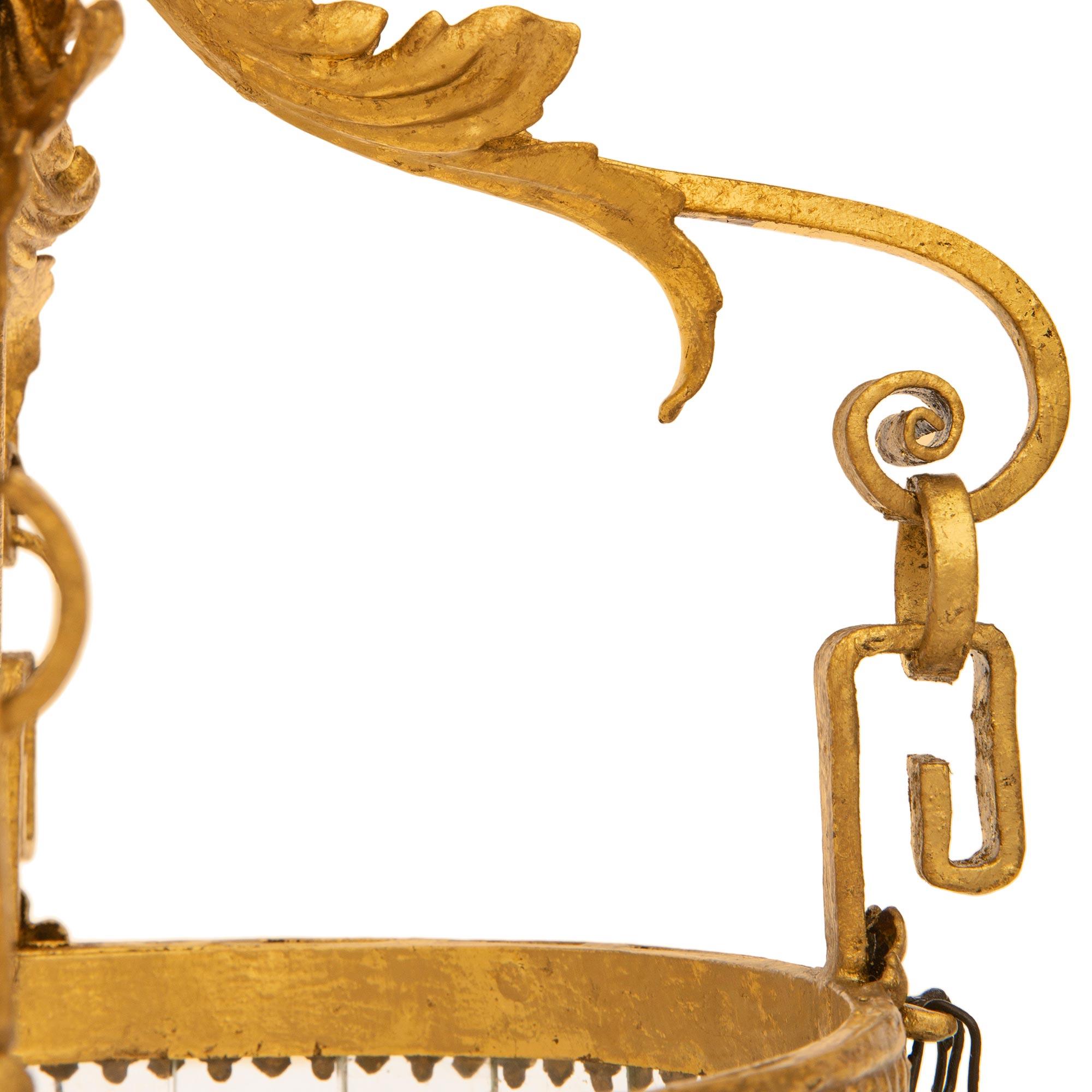 Italienische Louis XVI-Laterne aus vergoldetem Metall und Zinn aus der Jahrhundertwende im Zustand „Gut“ im Angebot in West Palm Beach, FL