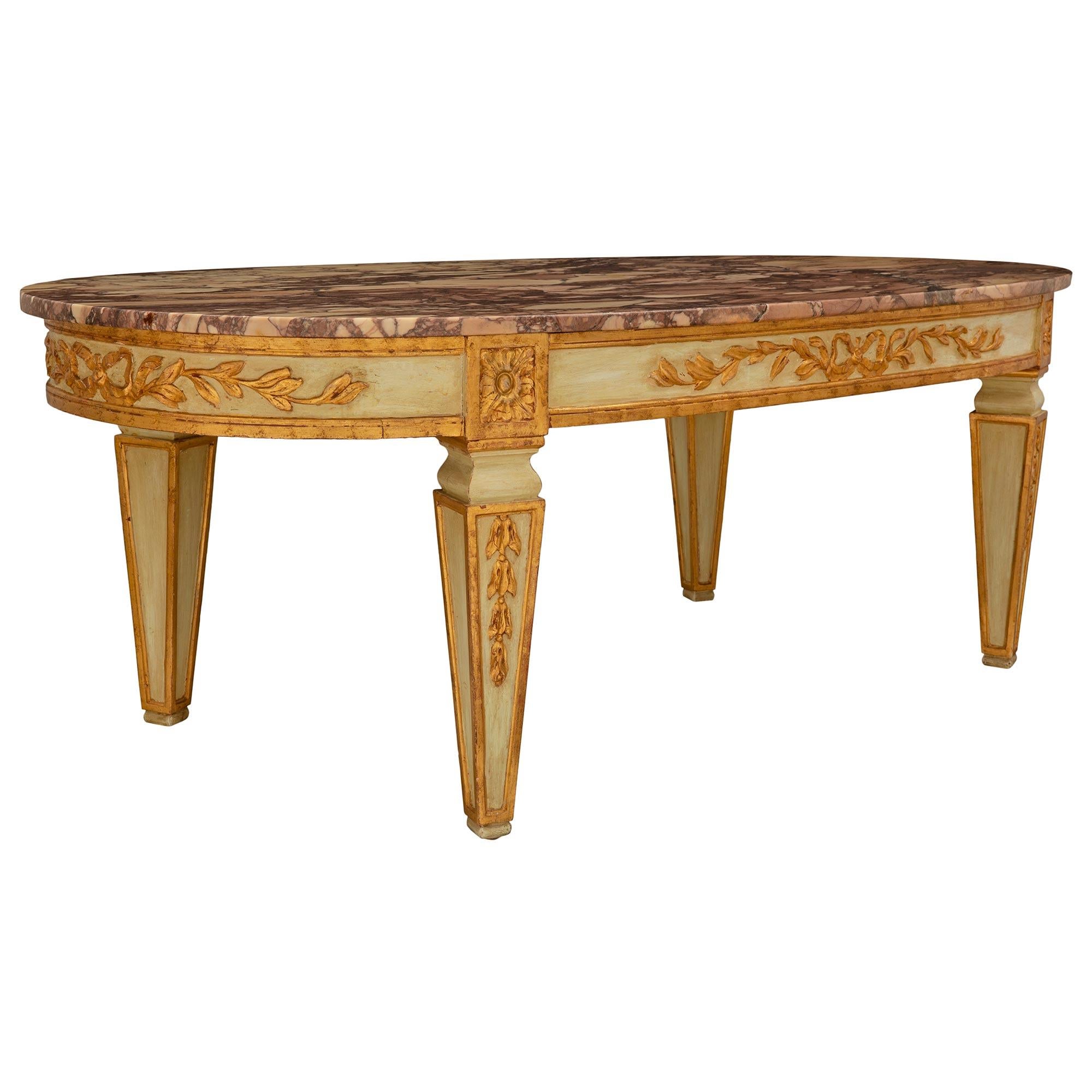 Patiné Table basse italienne Louis XVI du début du siècle en bois doré et marbre en vente