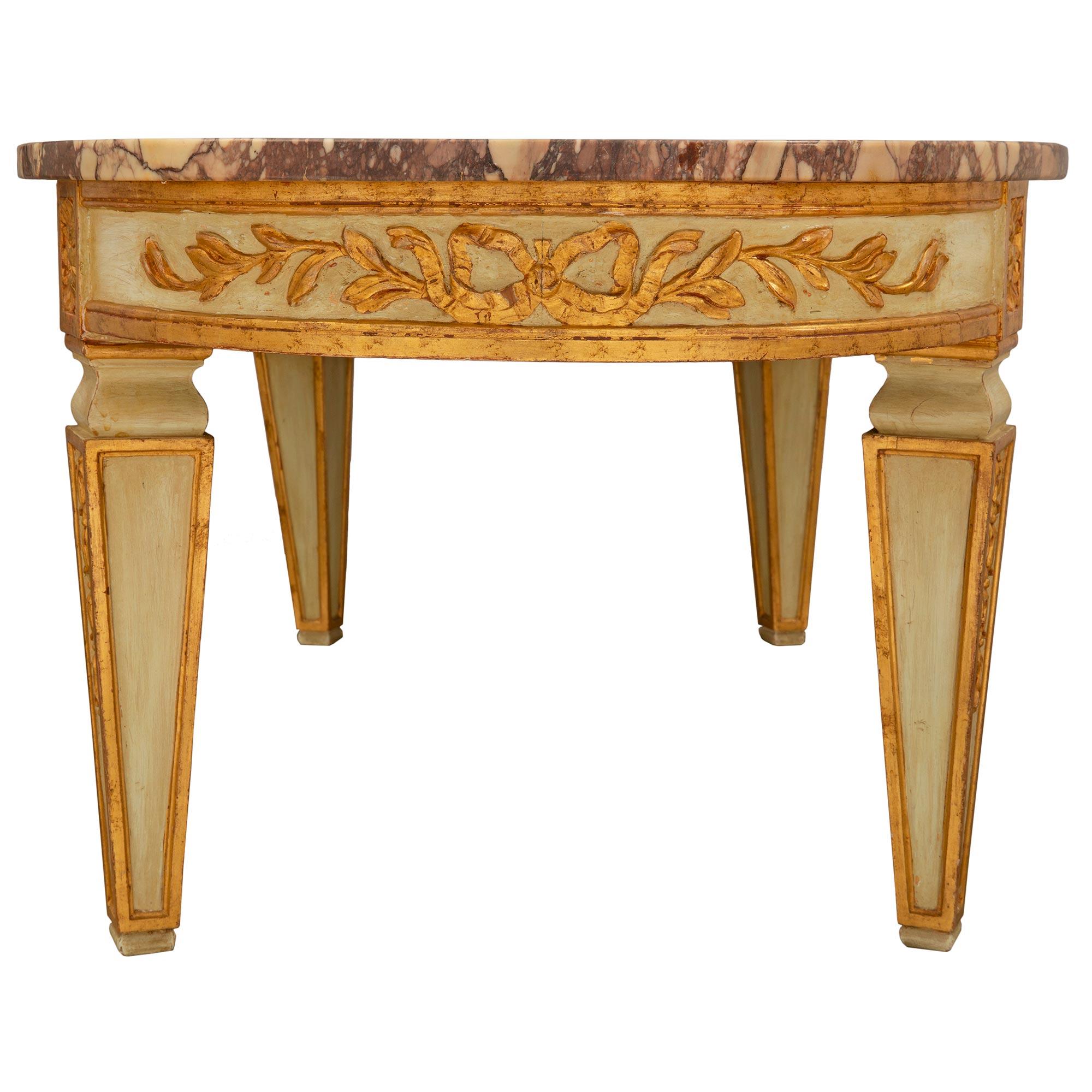Table basse italienne Louis XVI du début du siècle en bois doré et marbre Bon état - En vente à West Palm Beach, FL