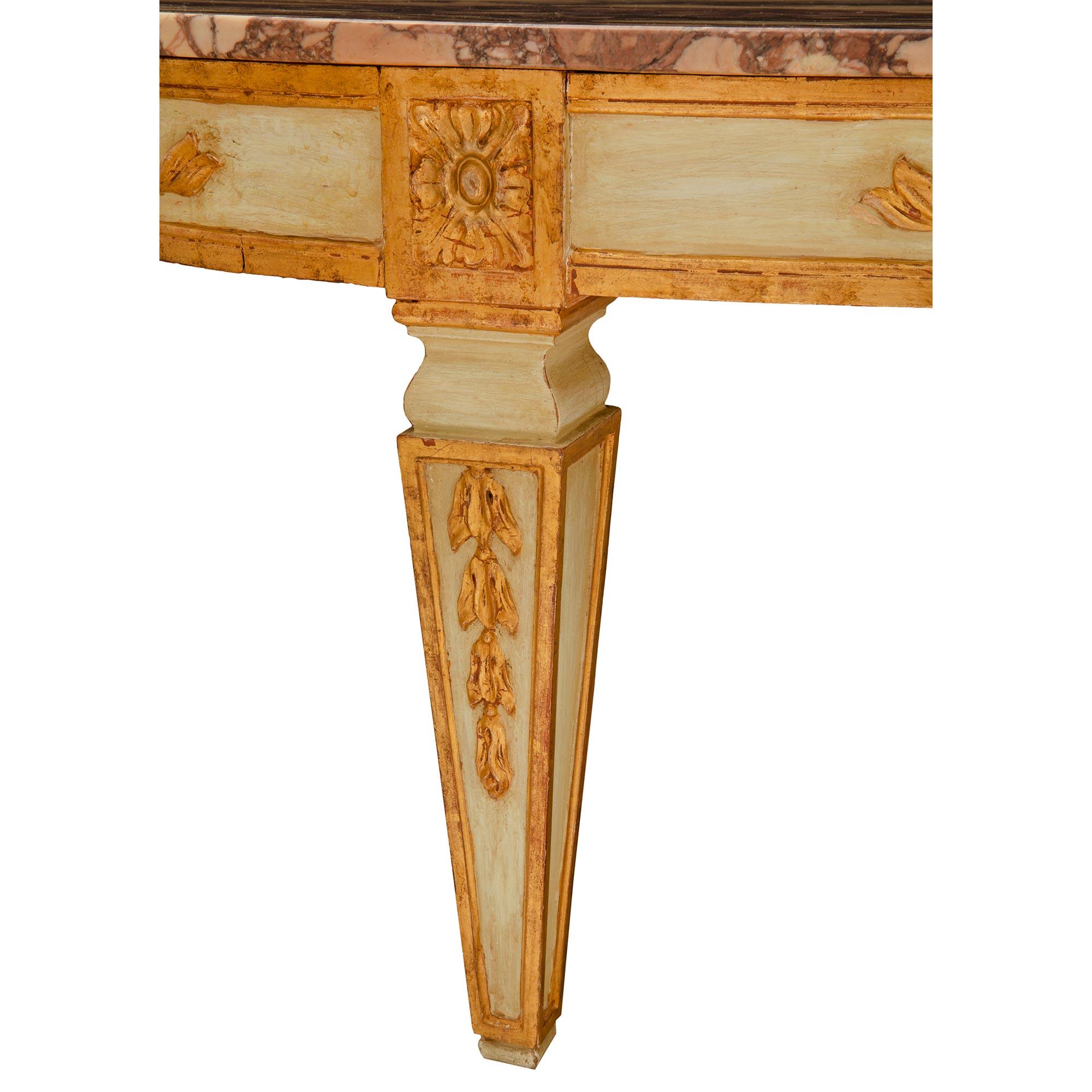 Marbre Table basse italienne Louis XVI du début du siècle en bois doré et marbre en vente
