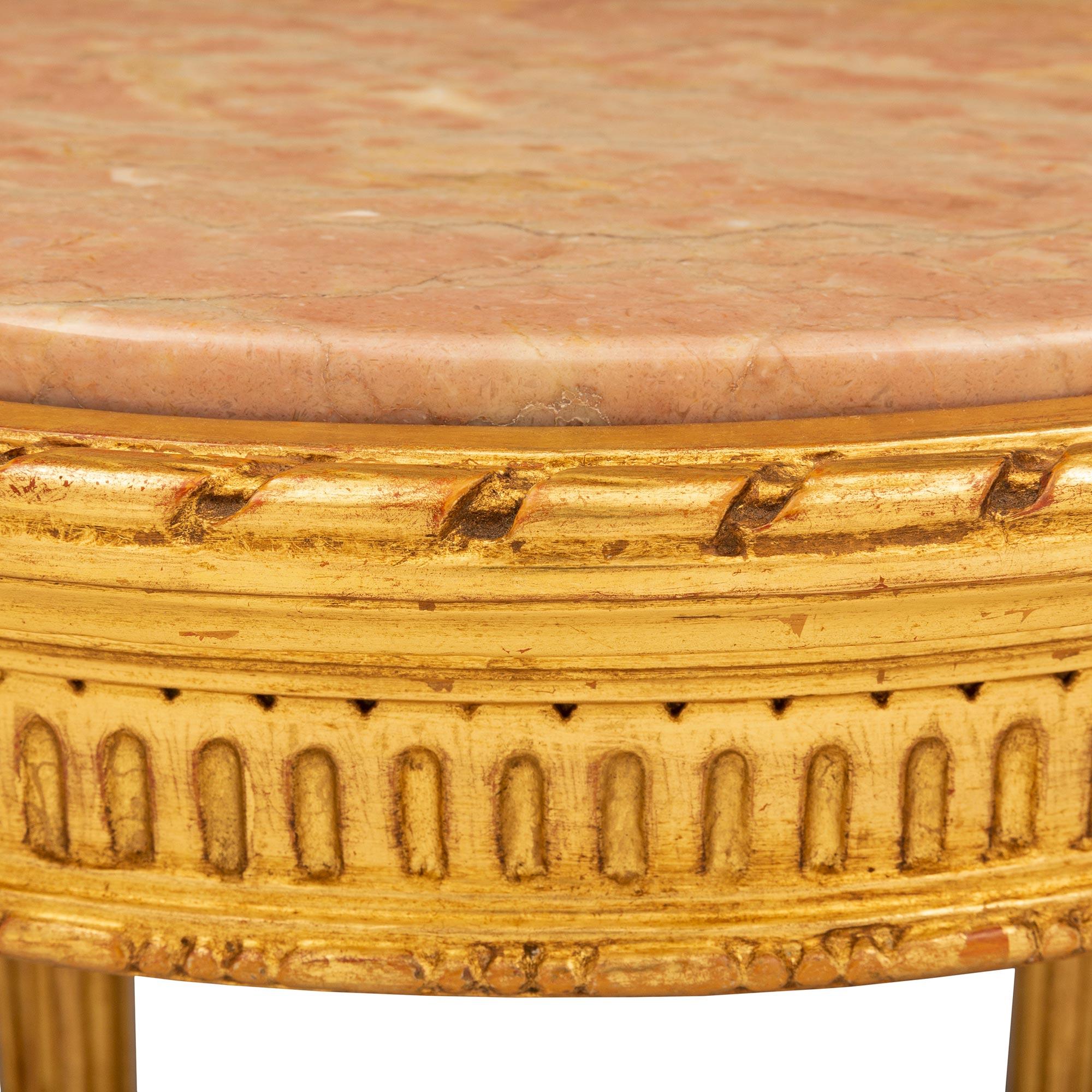 Italienischer Beistelltisch aus vergoldetem Holz und Marmor, um die Jahrhundertwende, Louis XVI. im Angebot 2