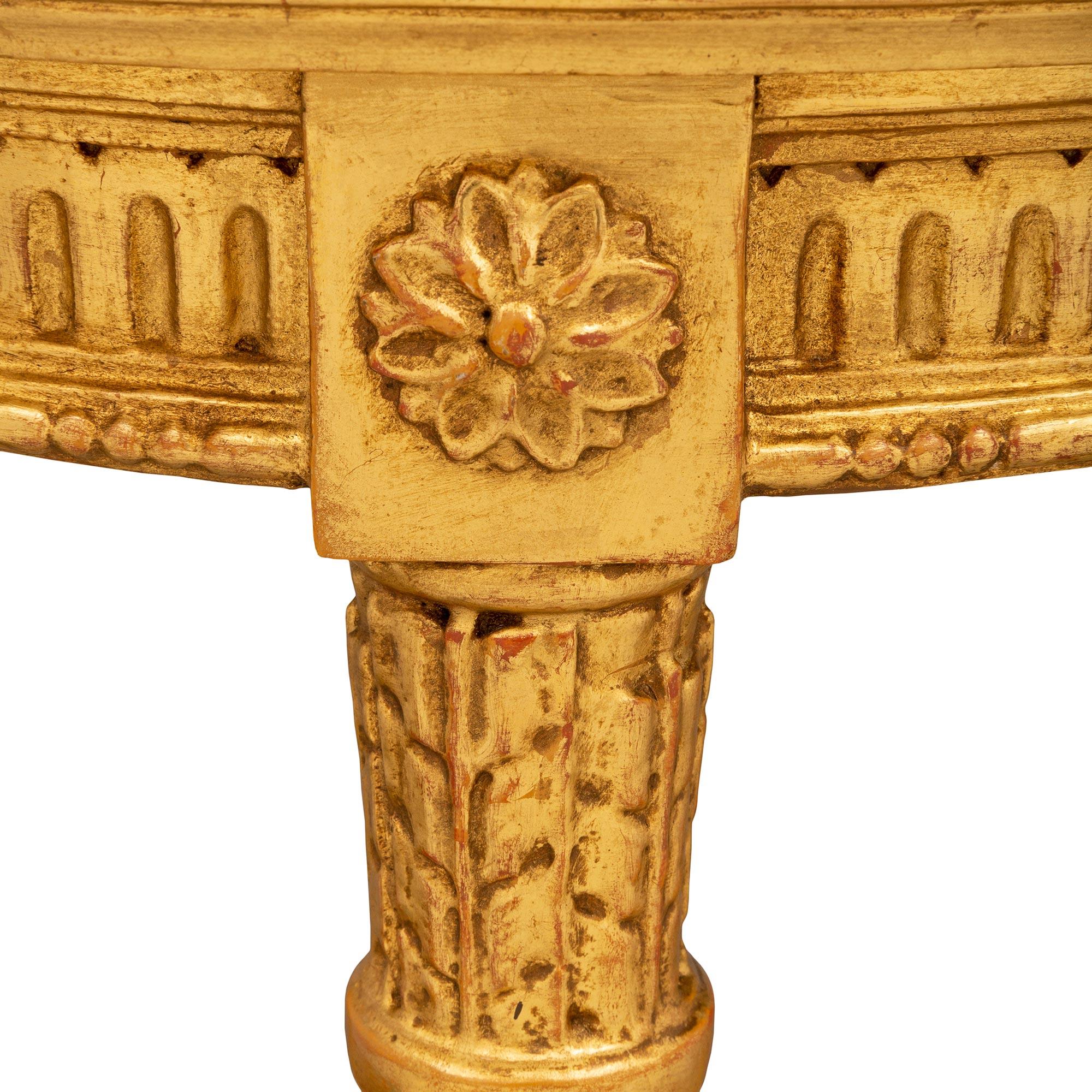 Italienischer Beistelltisch aus vergoldetem Holz und Marmor, um die Jahrhundertwende, Louis XVI. im Angebot 3