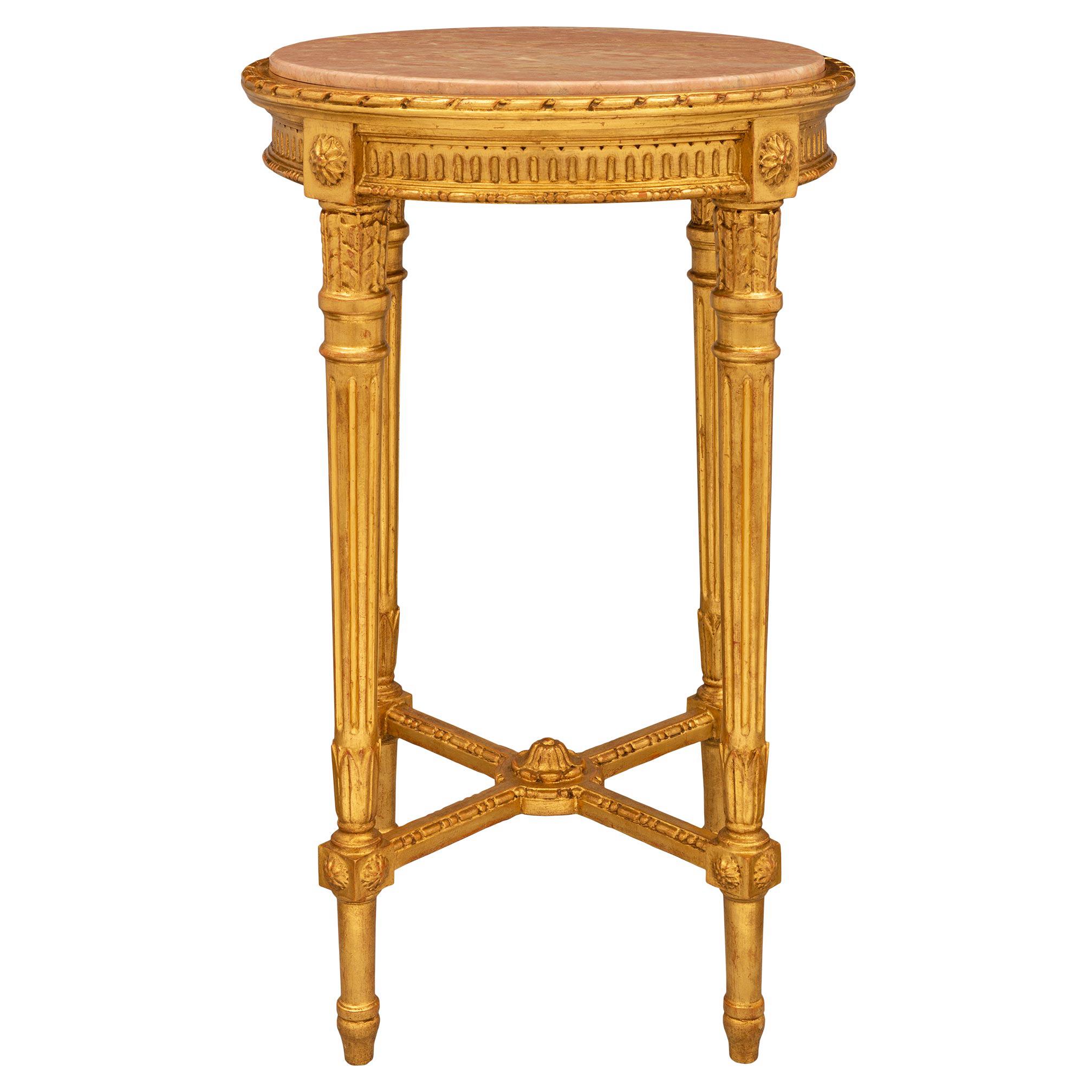 Table d'appoint italienne Louis XVI du début du siècle en bois doré et marbre