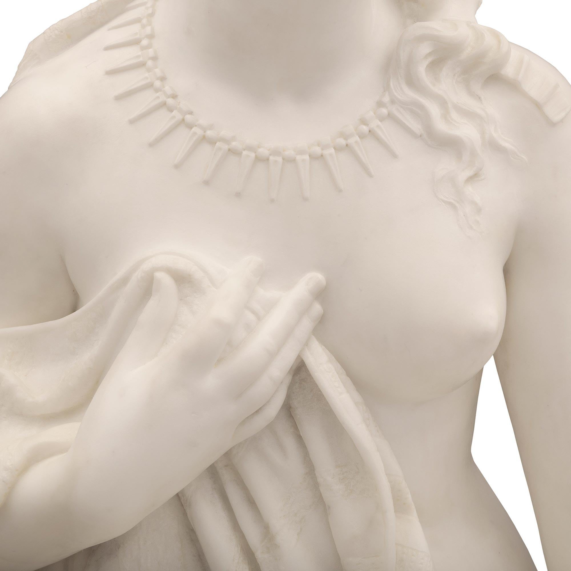Statue italienne en marbre du début du siècle signée du Prof. R. Romanelli 1909 en vente 1