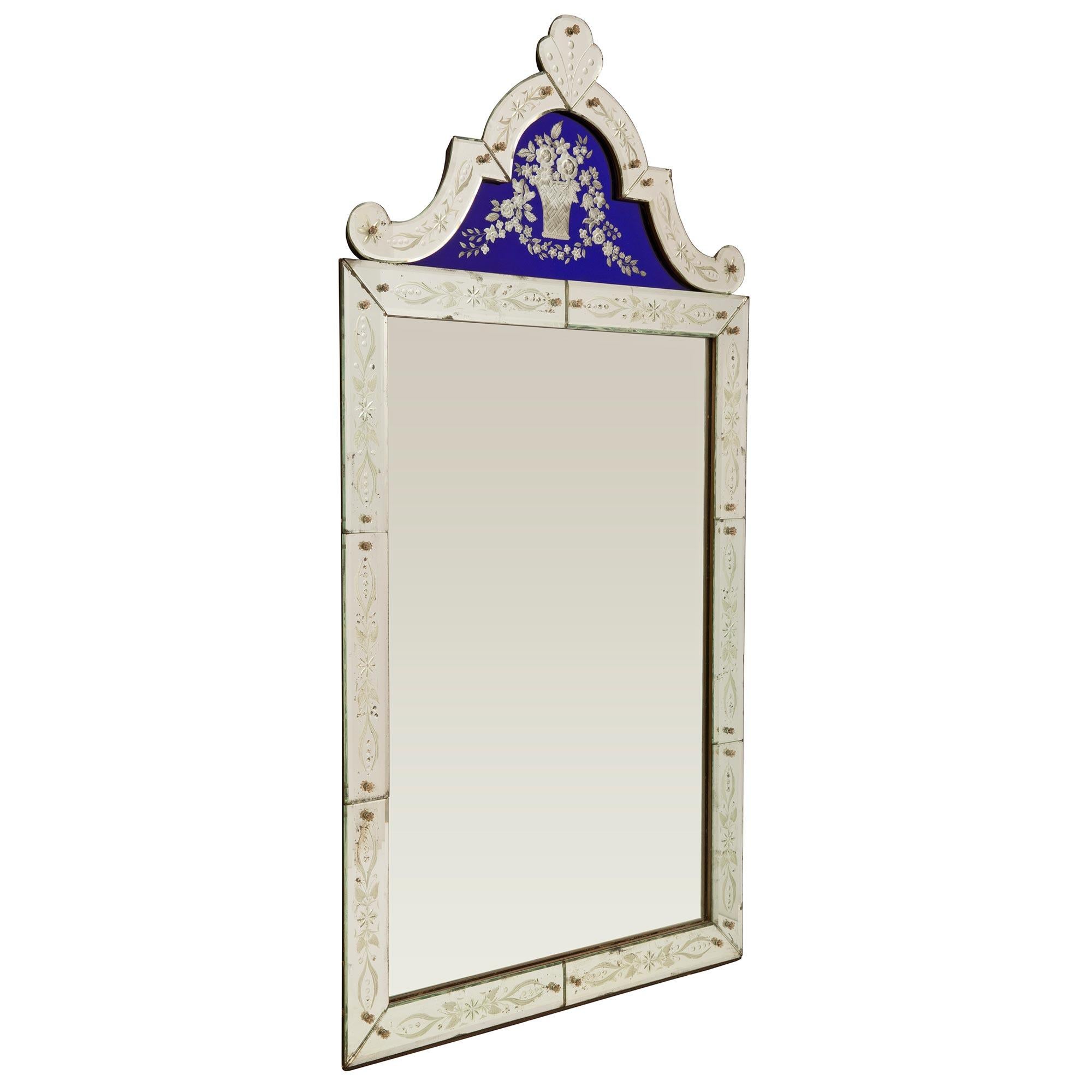 Un superbe miroir vénitien italien du début du siècle, extrêmement décoratif. Ce magnifique miroir a conservé toutes ses plaques d'origine, le miroir central étant encadré par de jolies plaques de miroir gravées aux motifs feuillagés finement