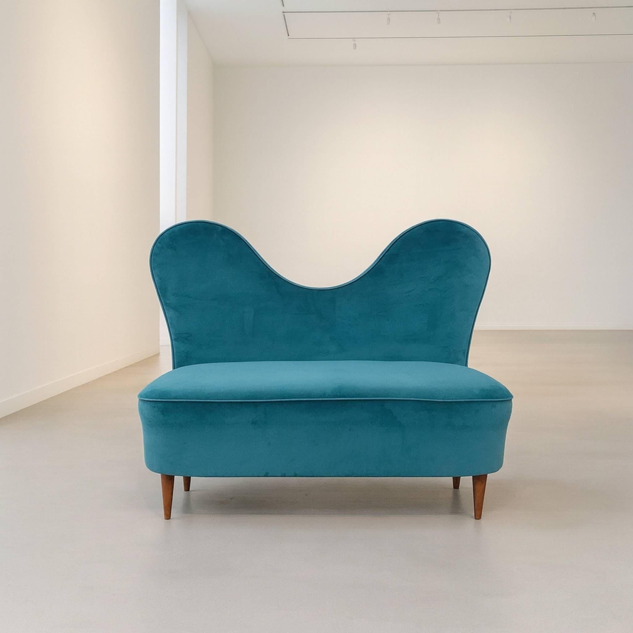 Italian Turquoise Velvet Sofa by Cesare Lacca, 1950s Moderno de mediados de siglo en venta