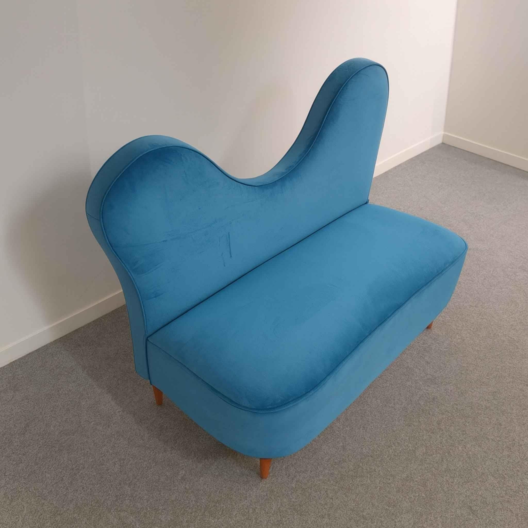 Italian Turquoise Velvet Sofa by Cesare Lacca, 1950s en Excelente estado para la venta en Nicolosi, IT